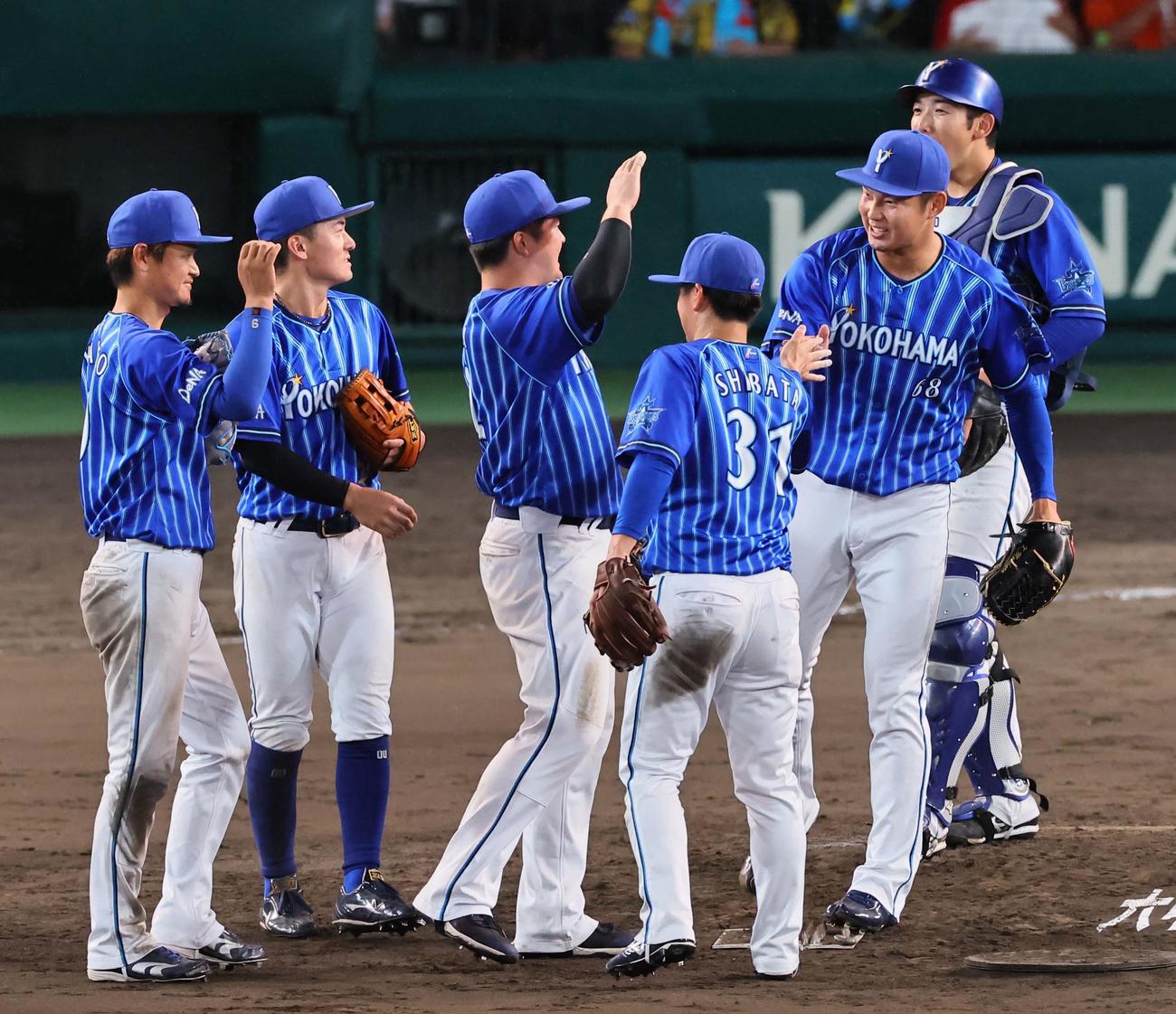 阪神対DeNA　阪神に勝利しハイタッチして喜ぶDeNAナイン（撮影・上田博志）