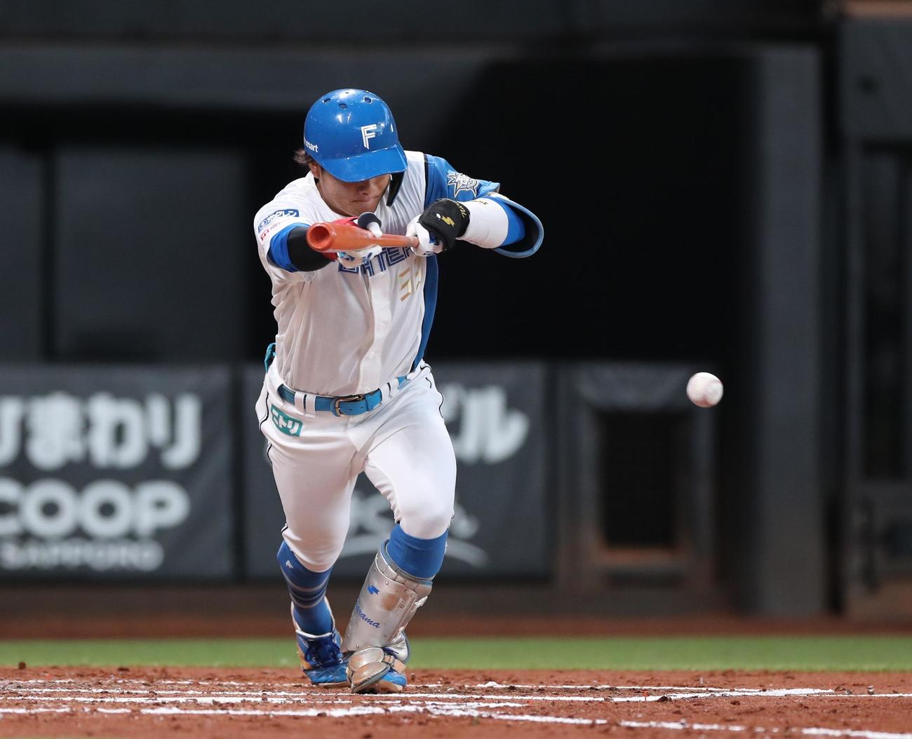 日本ハム対ソフトバンク　2回裏日本ハム2死一、三塁、投前にセーフティースクイズを決める奈良間（撮影・黒川智章）