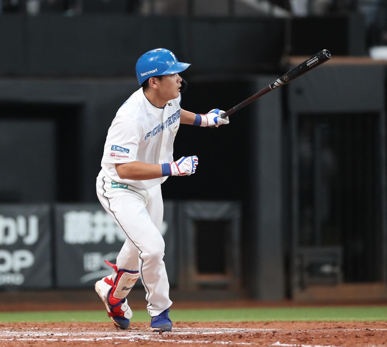 日本ハム対ソフトバンク　5回裏日本ハム2死一、二塁、左越え適時二塁打を放つ野村（撮影・黒川智章）