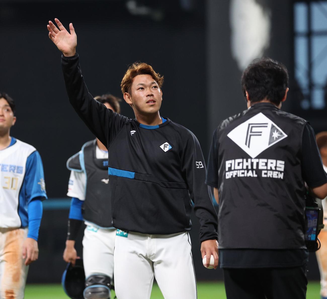 日本ハム対ソフトバンク　試合後、スタンドに手を振る根本（撮影・黒川智章）