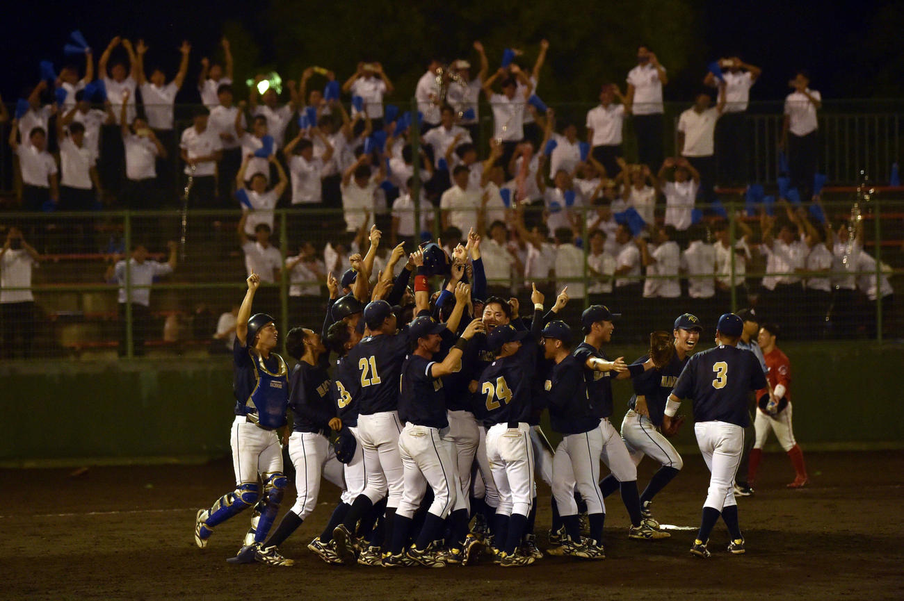 8季ぶり16度目の優勝に歓喜する八戸学院大ナイン（撮影・相沢孔志）