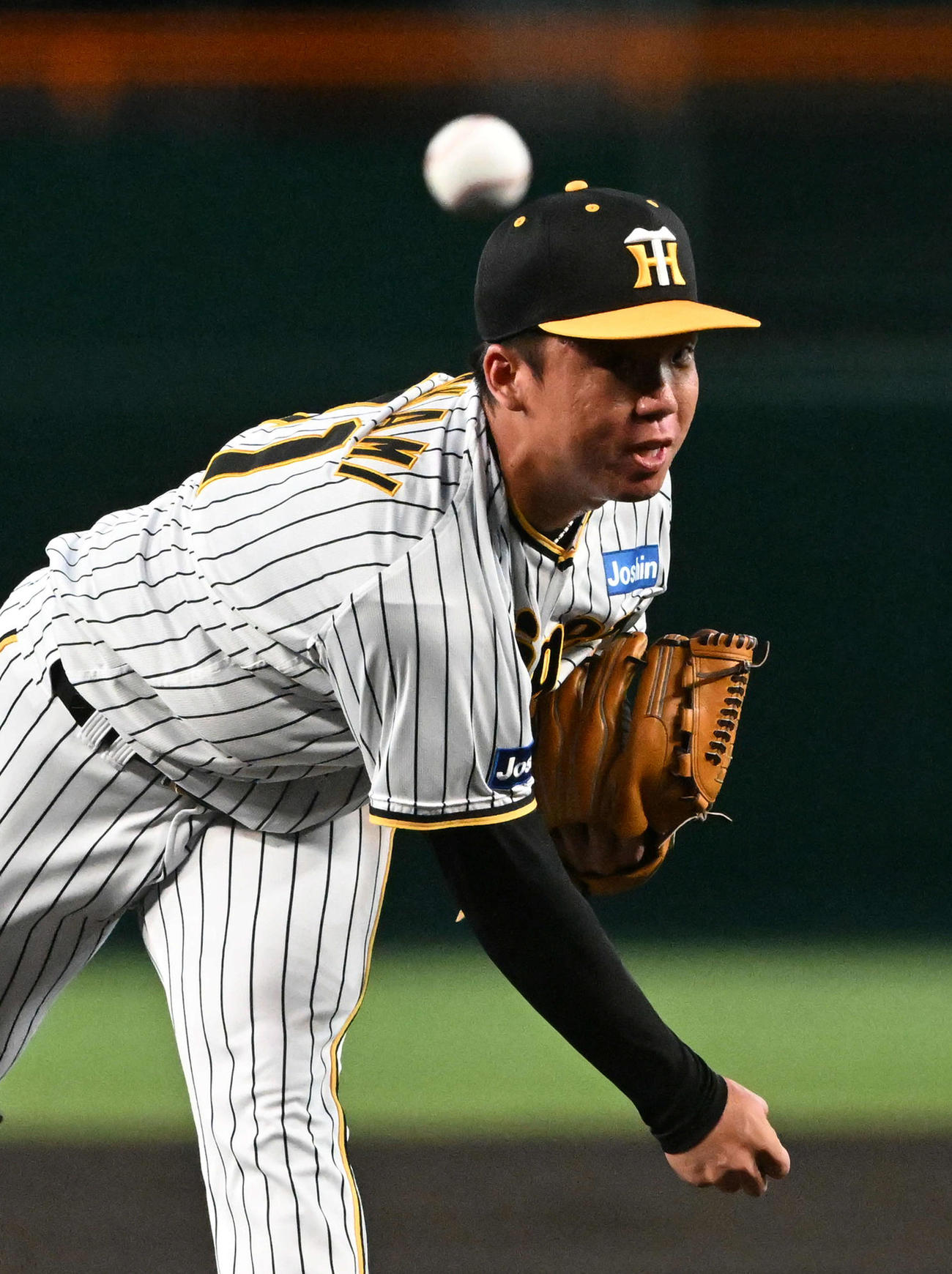 阪神対DeNA　力投する阪神先発の村上（撮影・前岡正明）