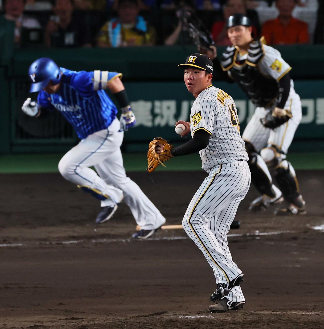 阪神対DeNA 4回表DeNA無死一塁、村上は牧を投ゴロ併殺打に打ち取る（撮影・上田博志）