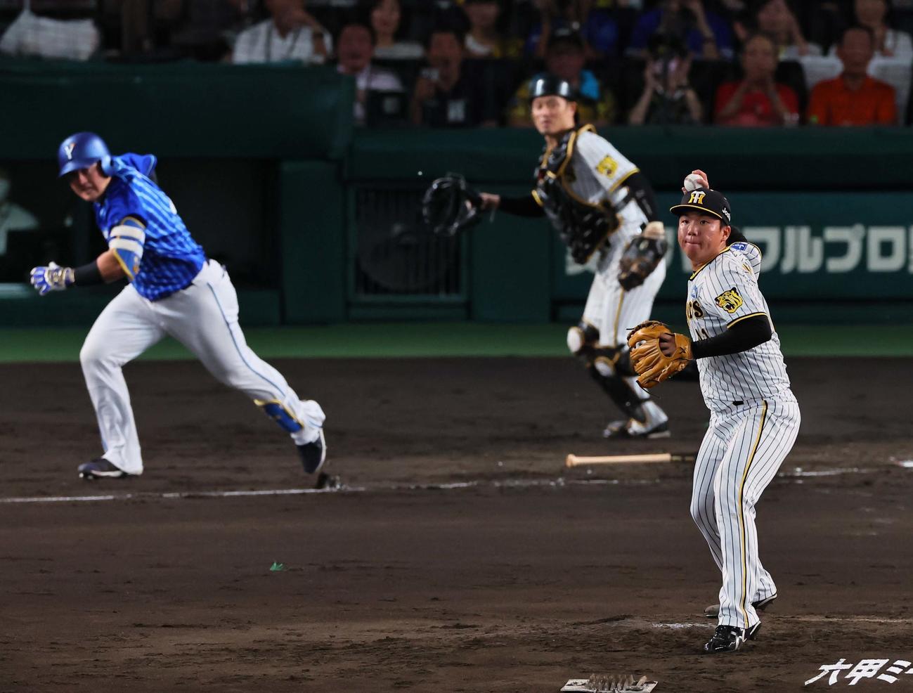 阪神対DeNA 4回表DeNA無死一塁、村上は牧を投ゴロ併殺打に打ち取る（撮影・上田博志）