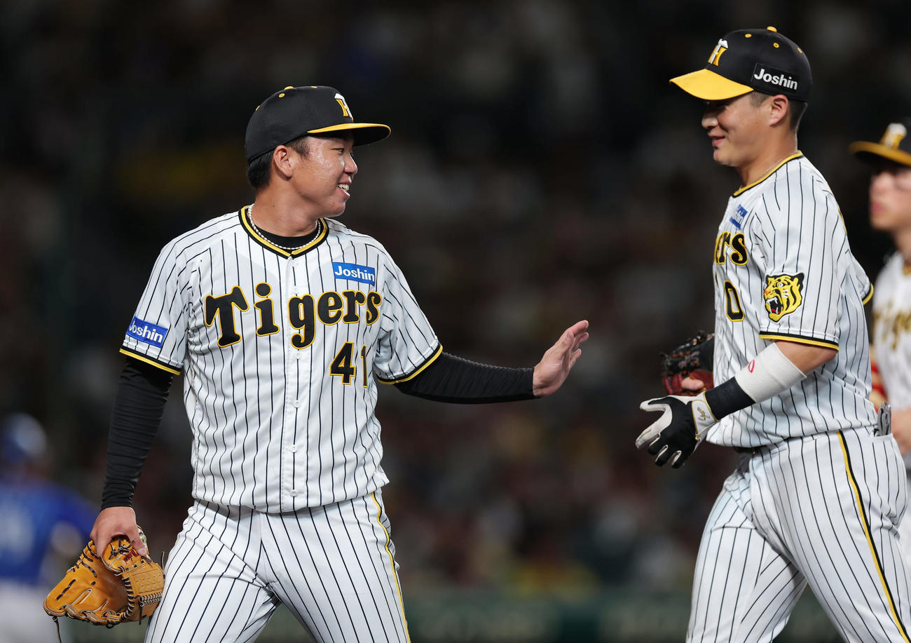 阪神対DeNA 4回表を投げ終え、阪神木浪（右）と笑顔でタッチを交わす村上（撮影・前田充）