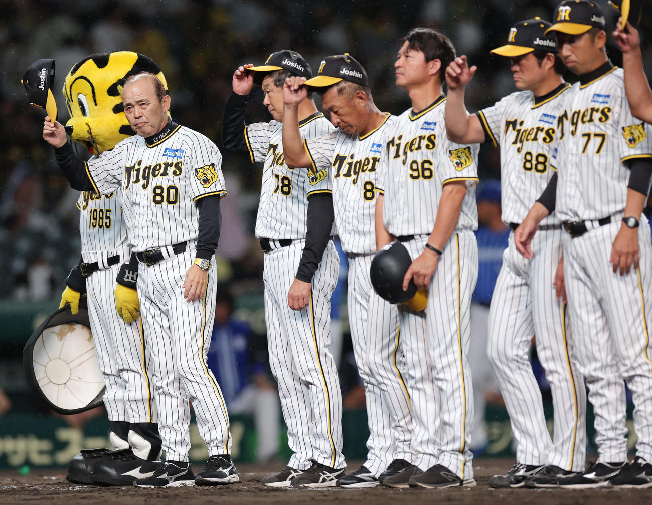 阪神対DeNA DeNAに敗れ、スタンドのファンにあいさつする阪神岡田監督（左端）ら（撮影・前田充）