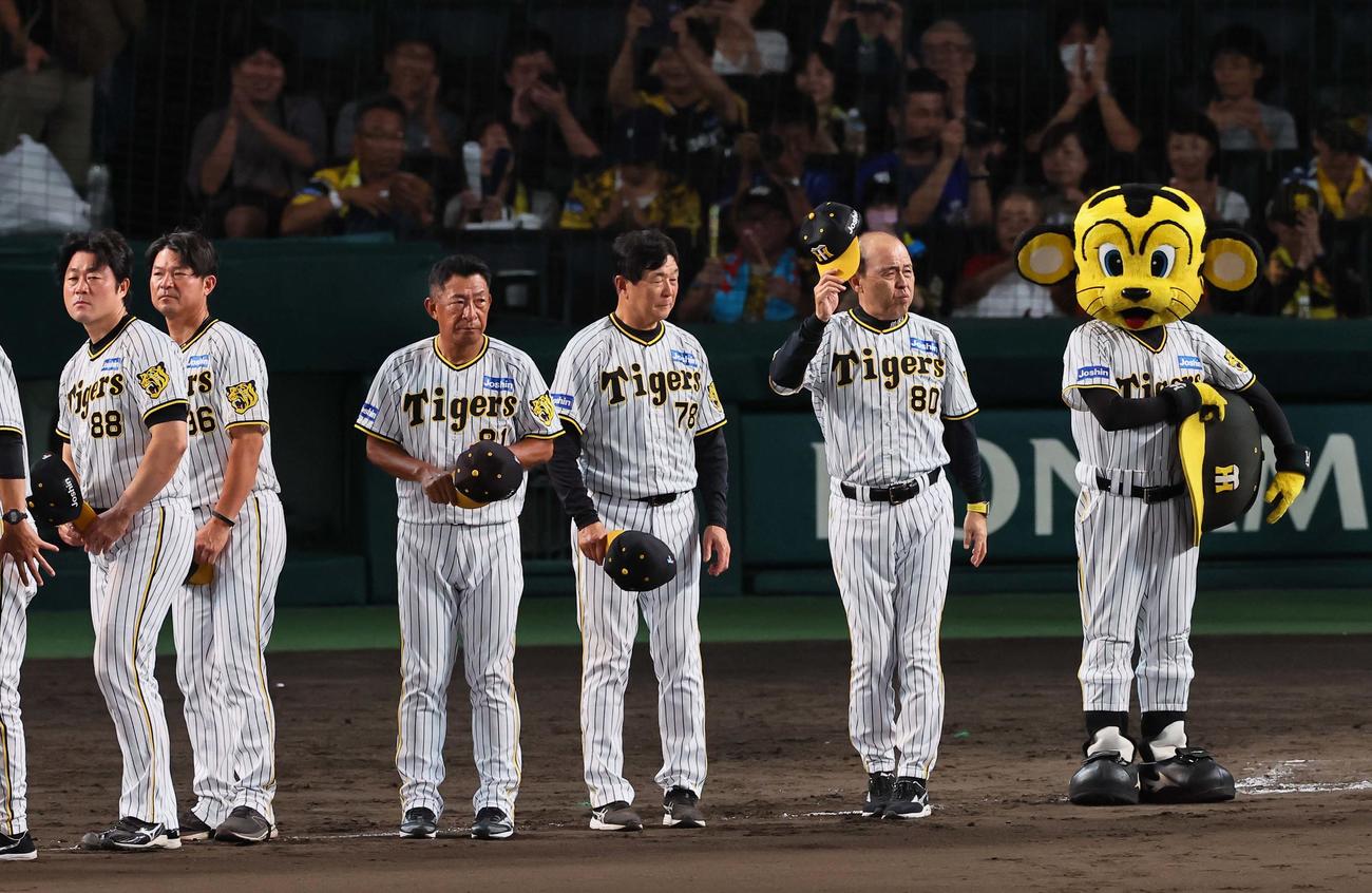 阪神対DeNA　岡田監督（右から2人目）はファンにあいさつをする（撮影・上田博志）