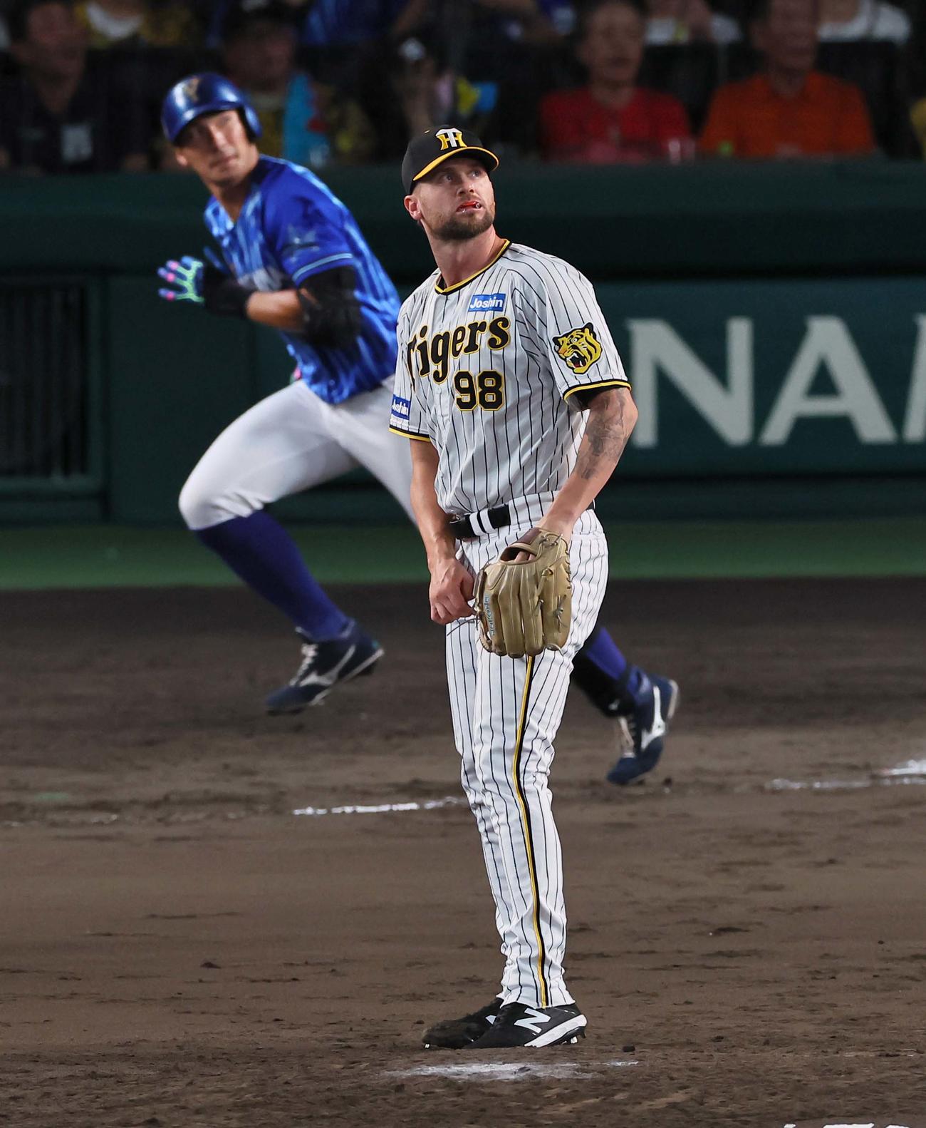阪神対DeNA 9回表DeNA無死、ブルワー（右）は大田に左越え先制ソロ本塁打を浴びる（撮影・上田博志）