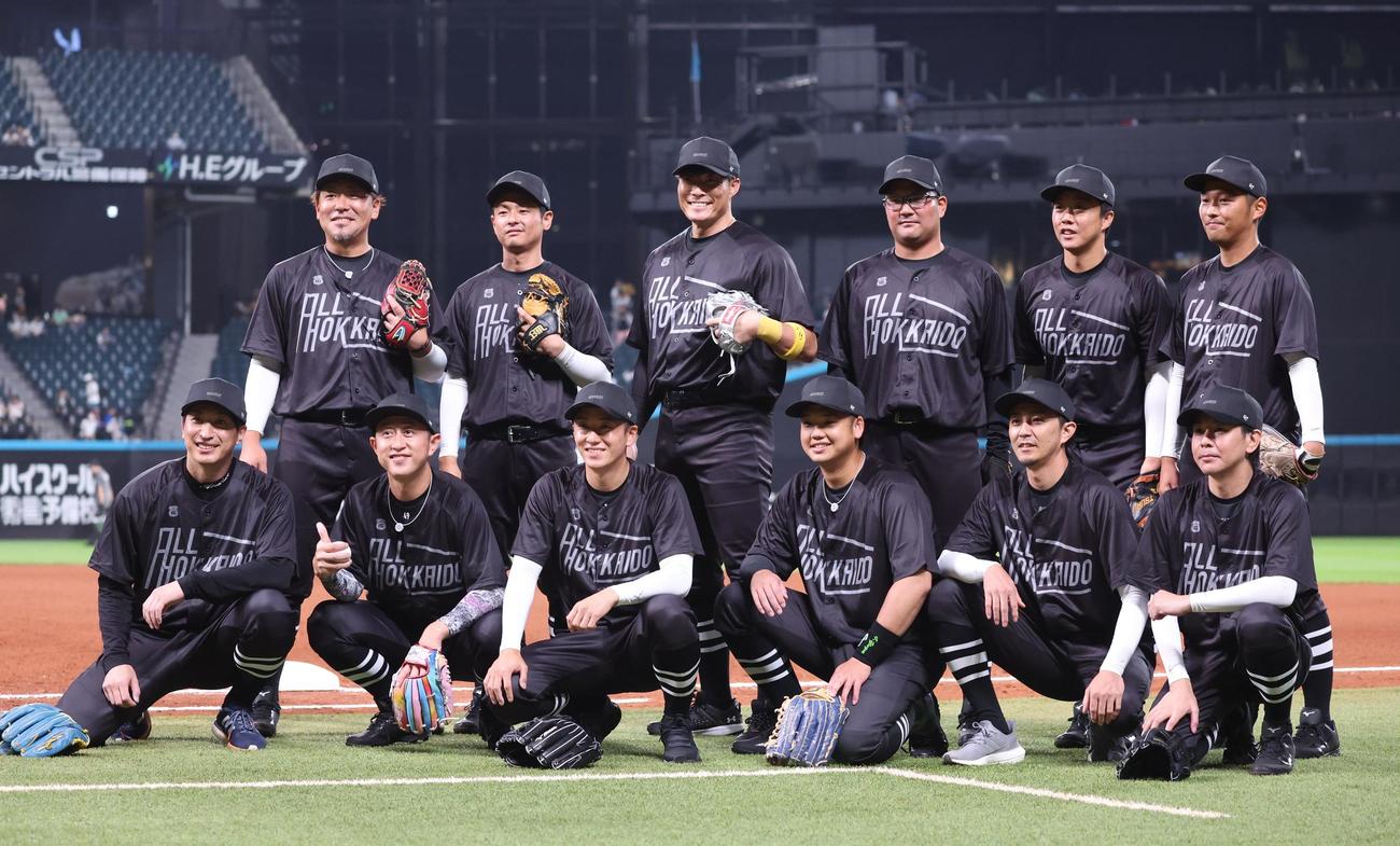 ALL HOKKAIDO対パワフルスピリッツ　試合前に記念撮影するALL HOKKAIDO（撮影・黒川智章）