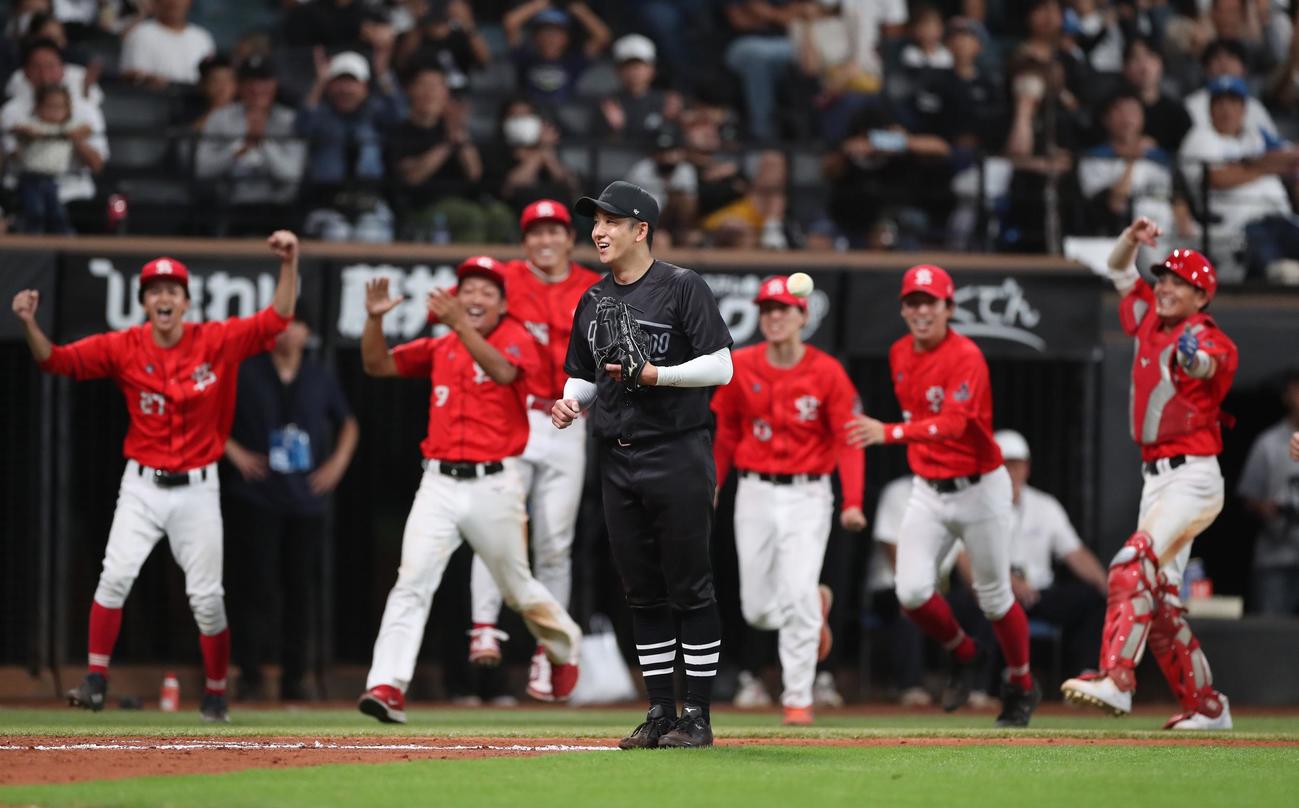 ALL HOKKAIDO対パワフルスピリッツ　7回裏パワフルスピリッツ1死二、三塁、サヨナラ2点適時打を浴びる斎藤（撮影・黒川智章）