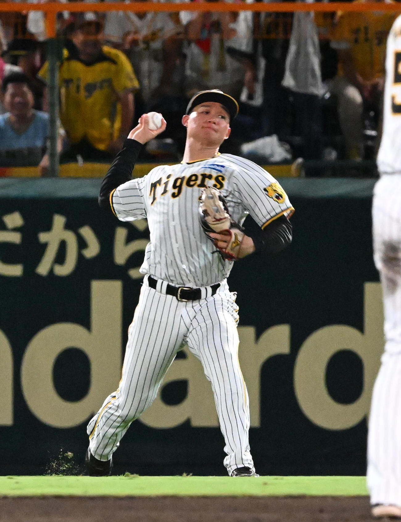 阪神対DeNA 7回表DeNA2死一、二塁、宮崎の右前打を捕球した森下は本塁へ送球し大和を刺す（撮影・前岡正明）