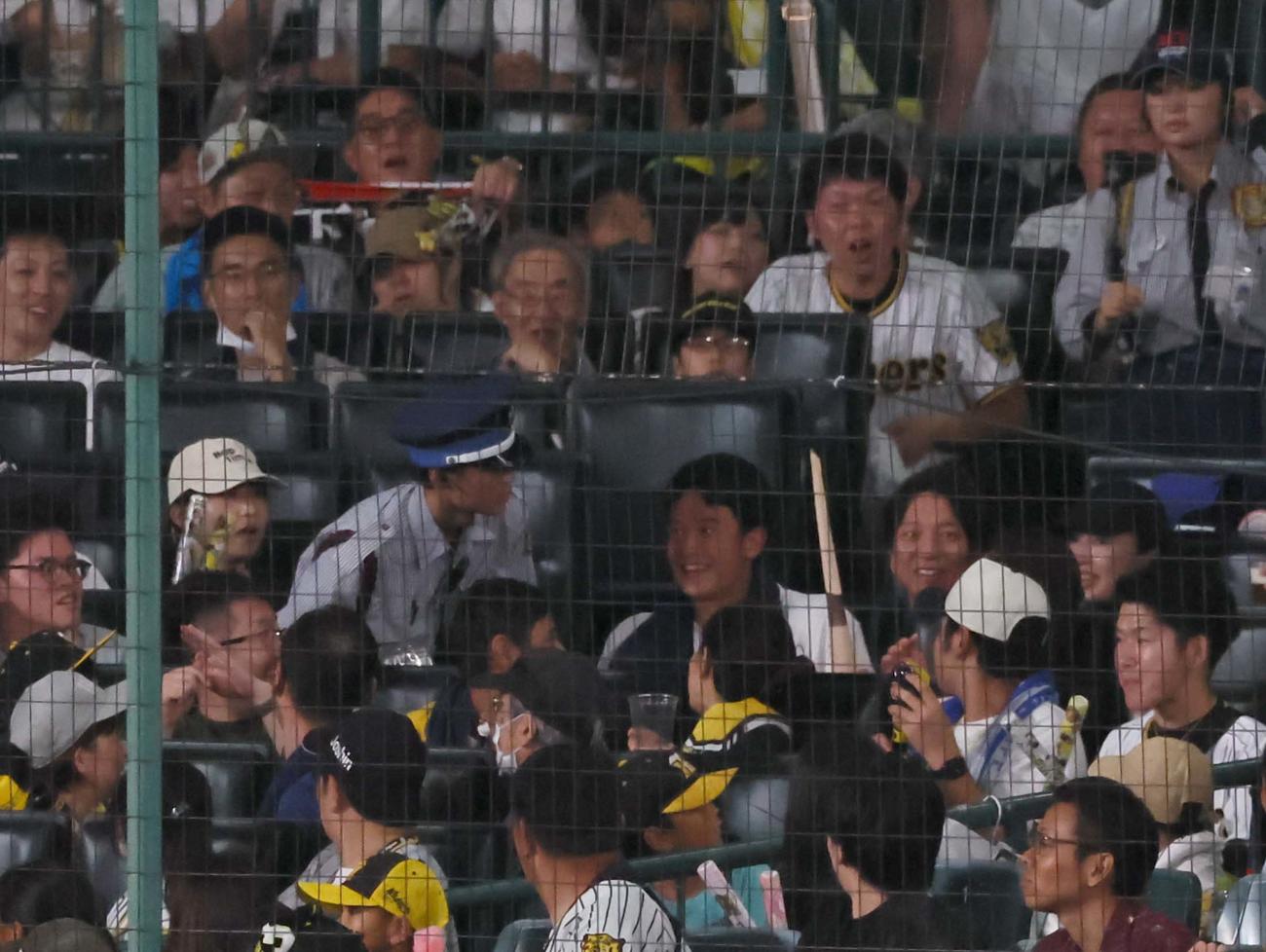 阪神対DeNA 6回裏阪神無死一塁、森下の折れたバットがスタンドに飛び込む（撮影・上田博志）
