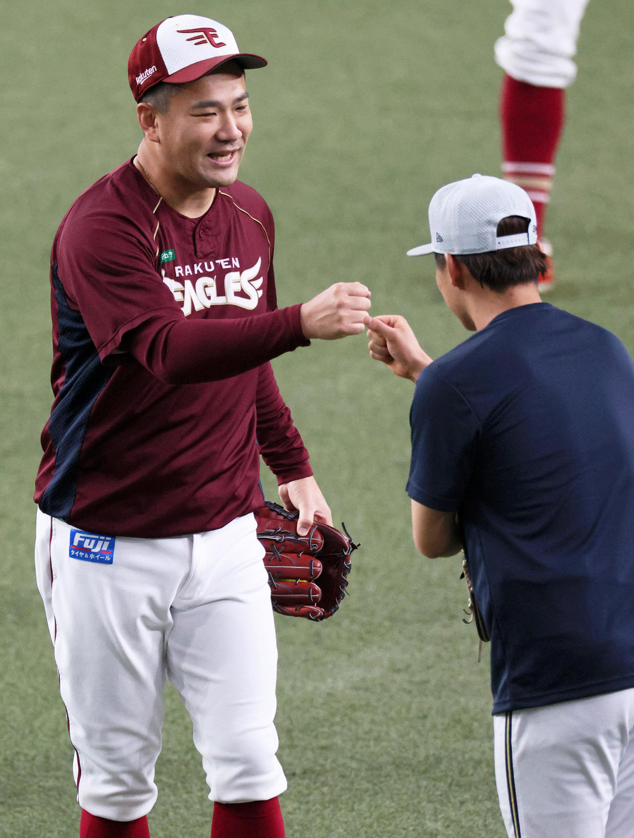 オリックス対楽天　オリックス山本（右）とグータッチする楽天田中将（撮影・上山淳一）