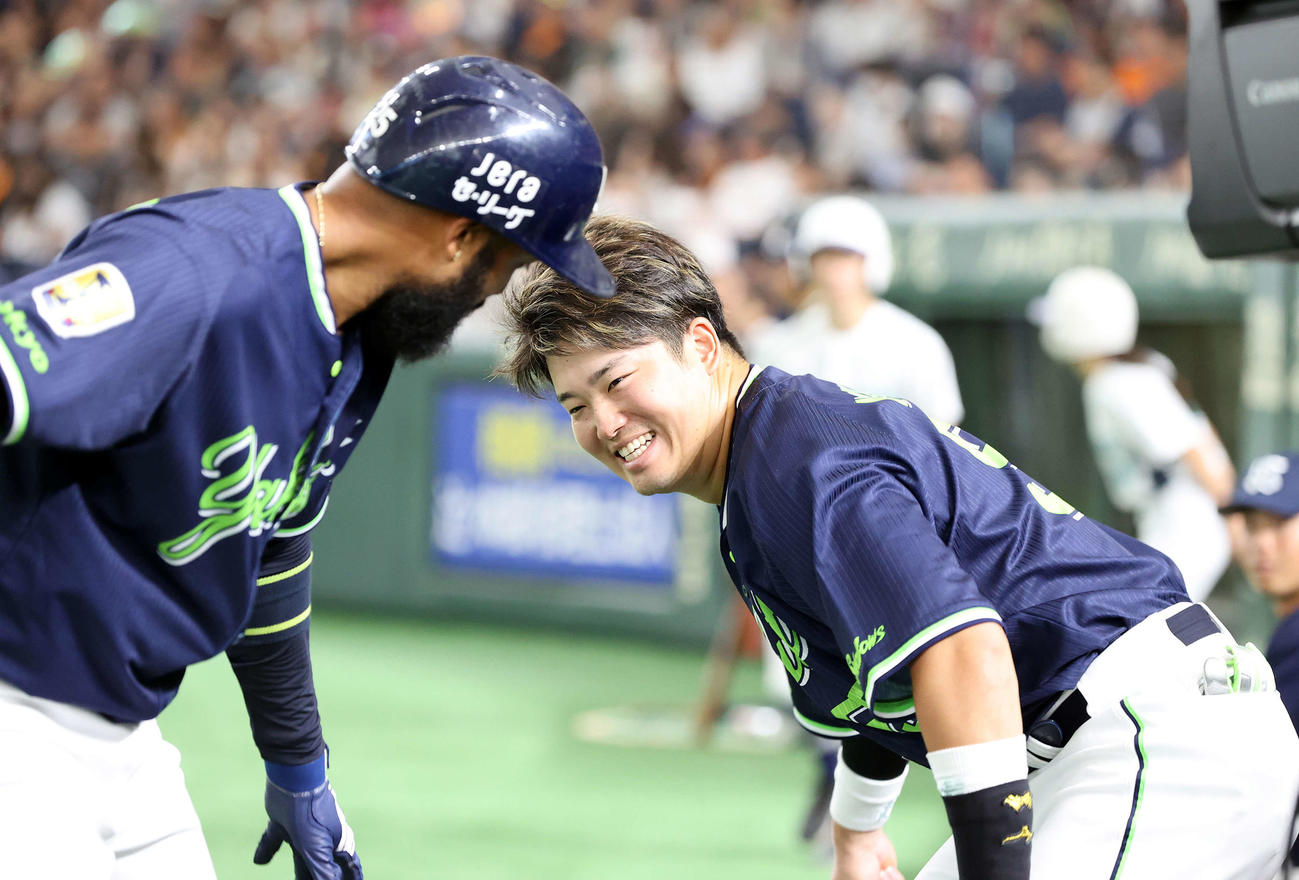 ヤクルト対広島　本塁打を打ったサンタナ（左）を迎える村上（撮影・浅見桂子）