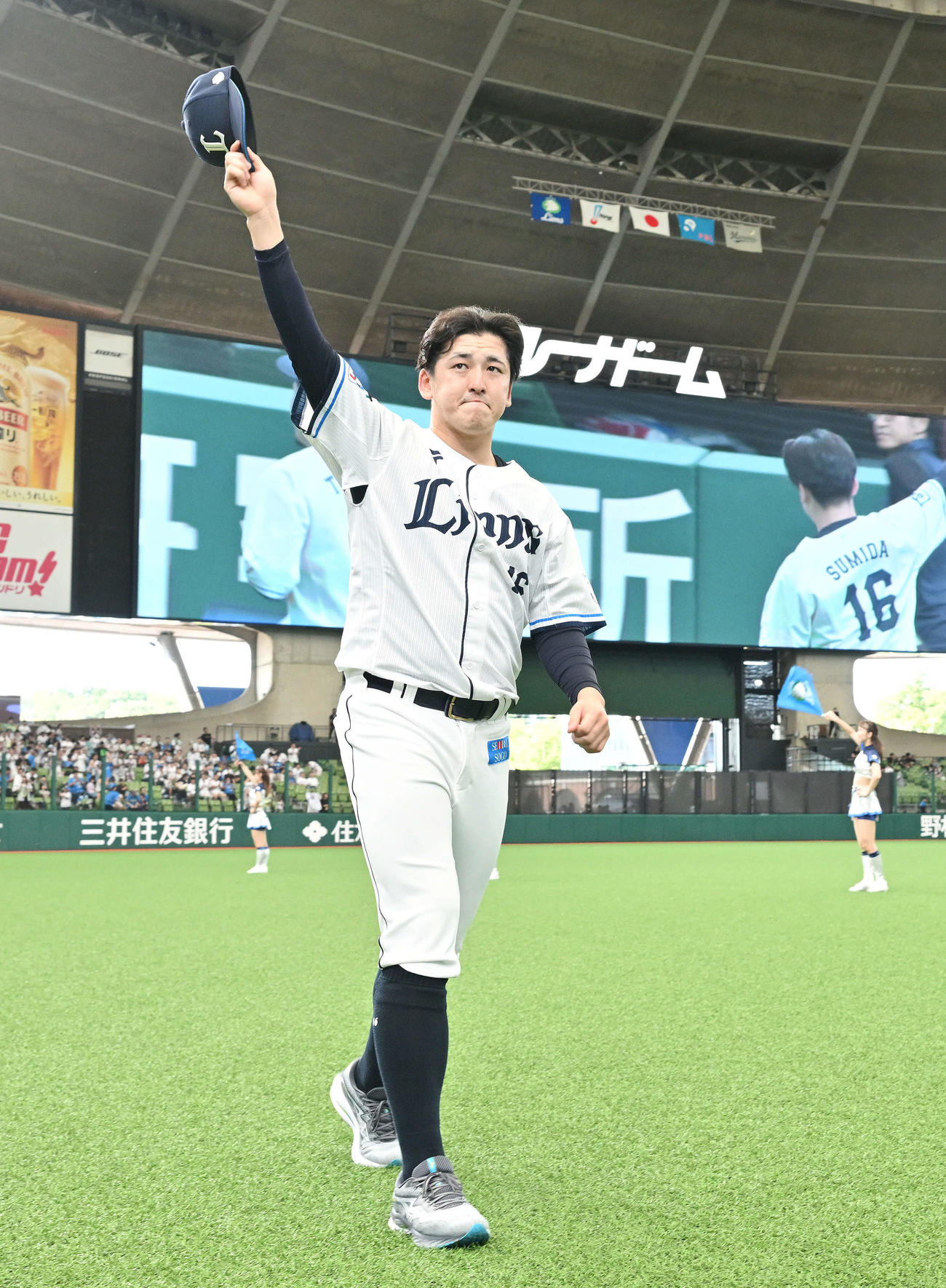 17日、西武対ロッテ　試合後、ファンに手を振る勝利投手の西武隅田（撮影・滝沢徹郎）