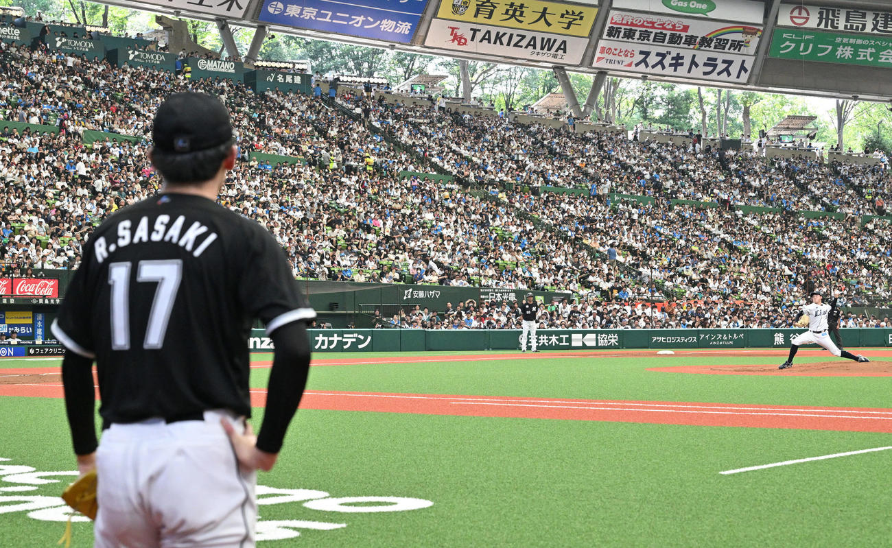 17日、西武対ロッテ　ロッテ先発の佐々木朗（手前）と投げ合う西武先発の隅田（撮影・滝沢徹郎）