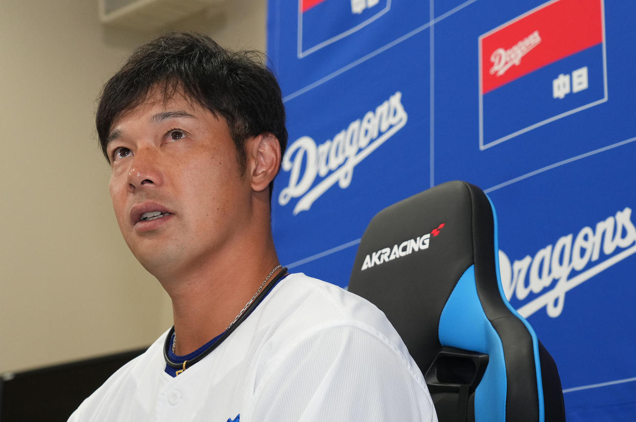 引退会見を行い質疑応答に応える堂上（撮影・森本幸一）