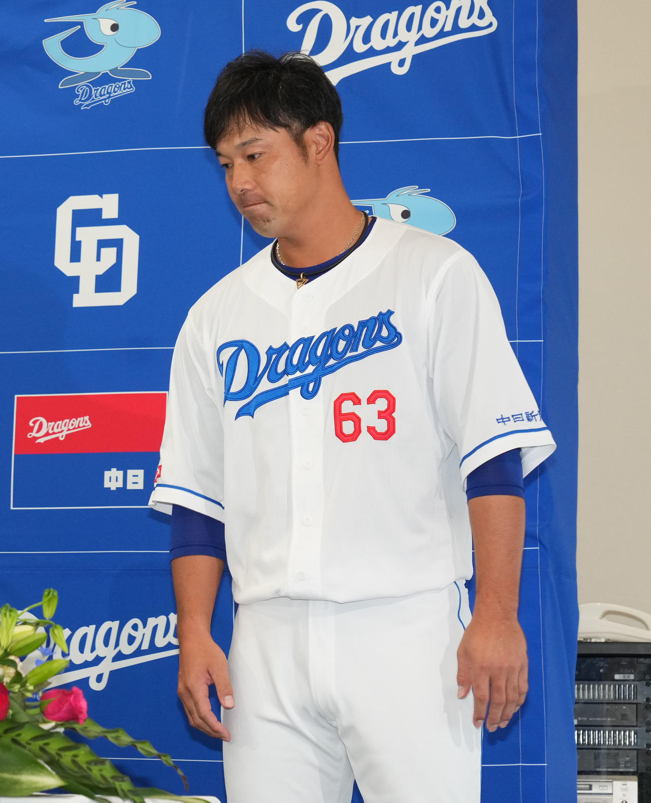 引退会見をする堂上（撮影・森本幸一）
