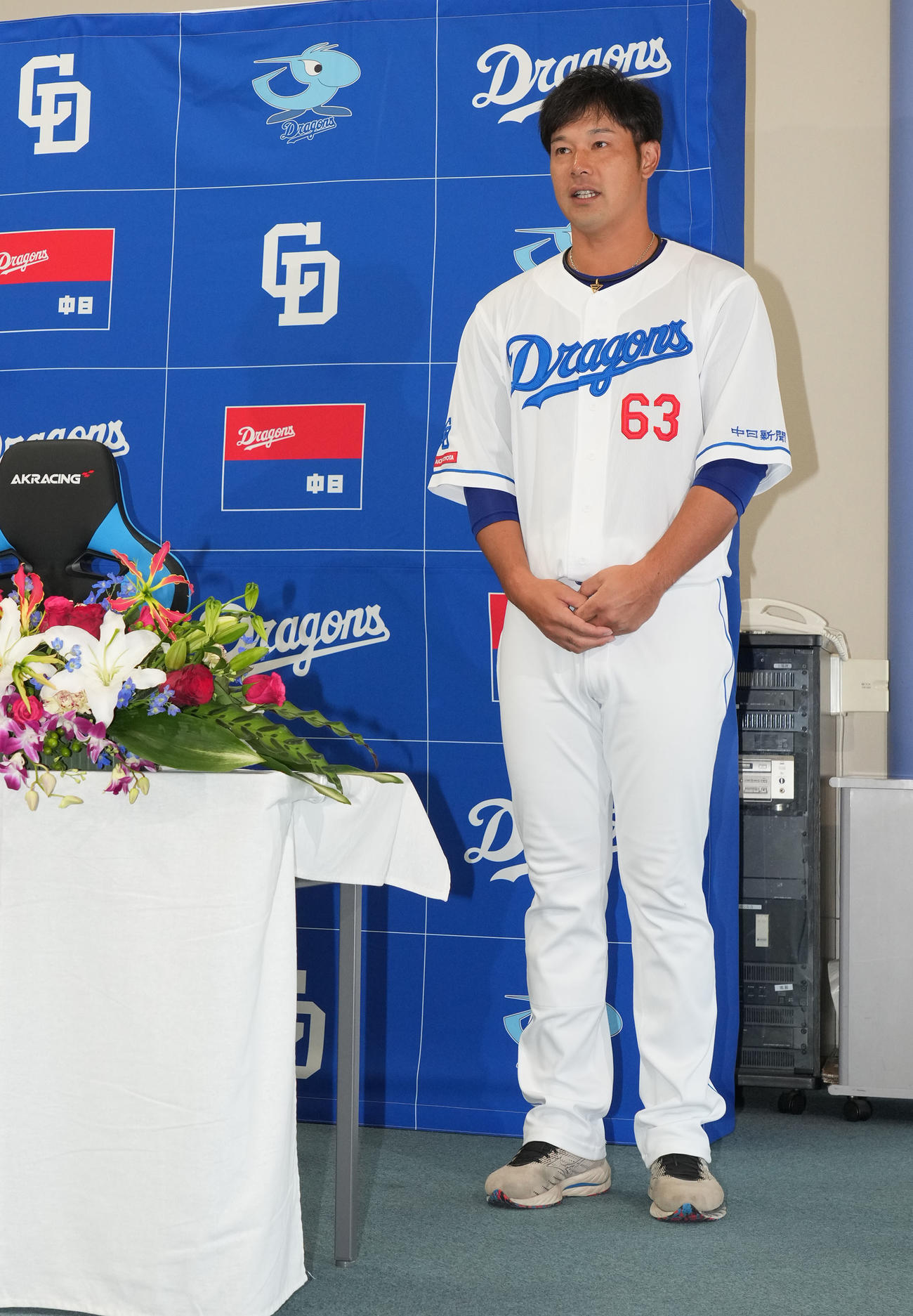 引退会見を前に報道陣にあいさつをする堂上（撮影・森本幸一）