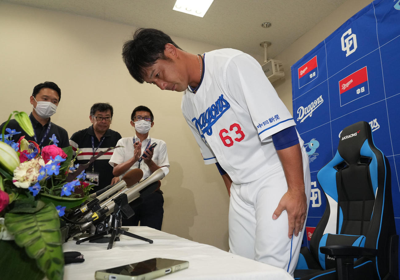 引退会見を行い一礼する堂上（撮影・森本幸一）