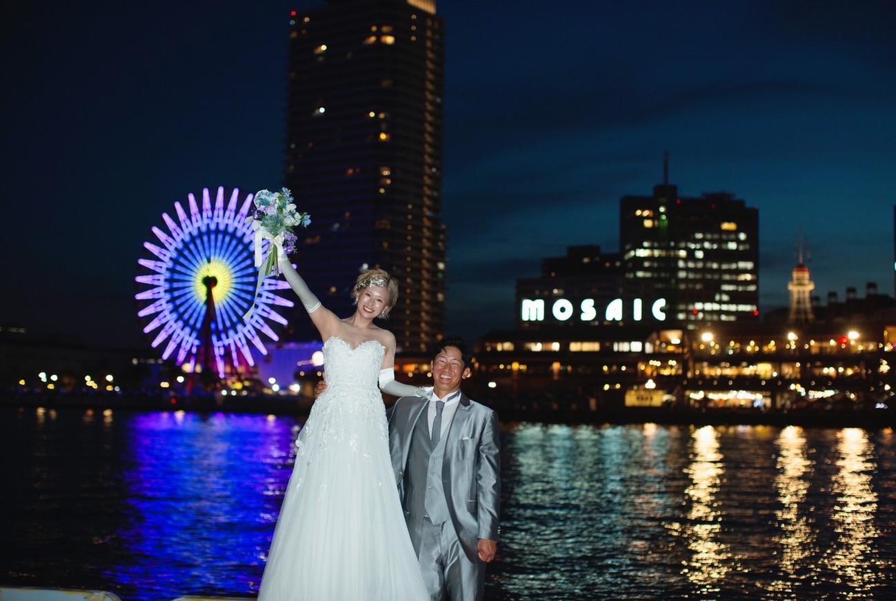 結婚を発表したオリックスの石岡諒太内野手（右）と芙美（ふみ）さん（球団提供）