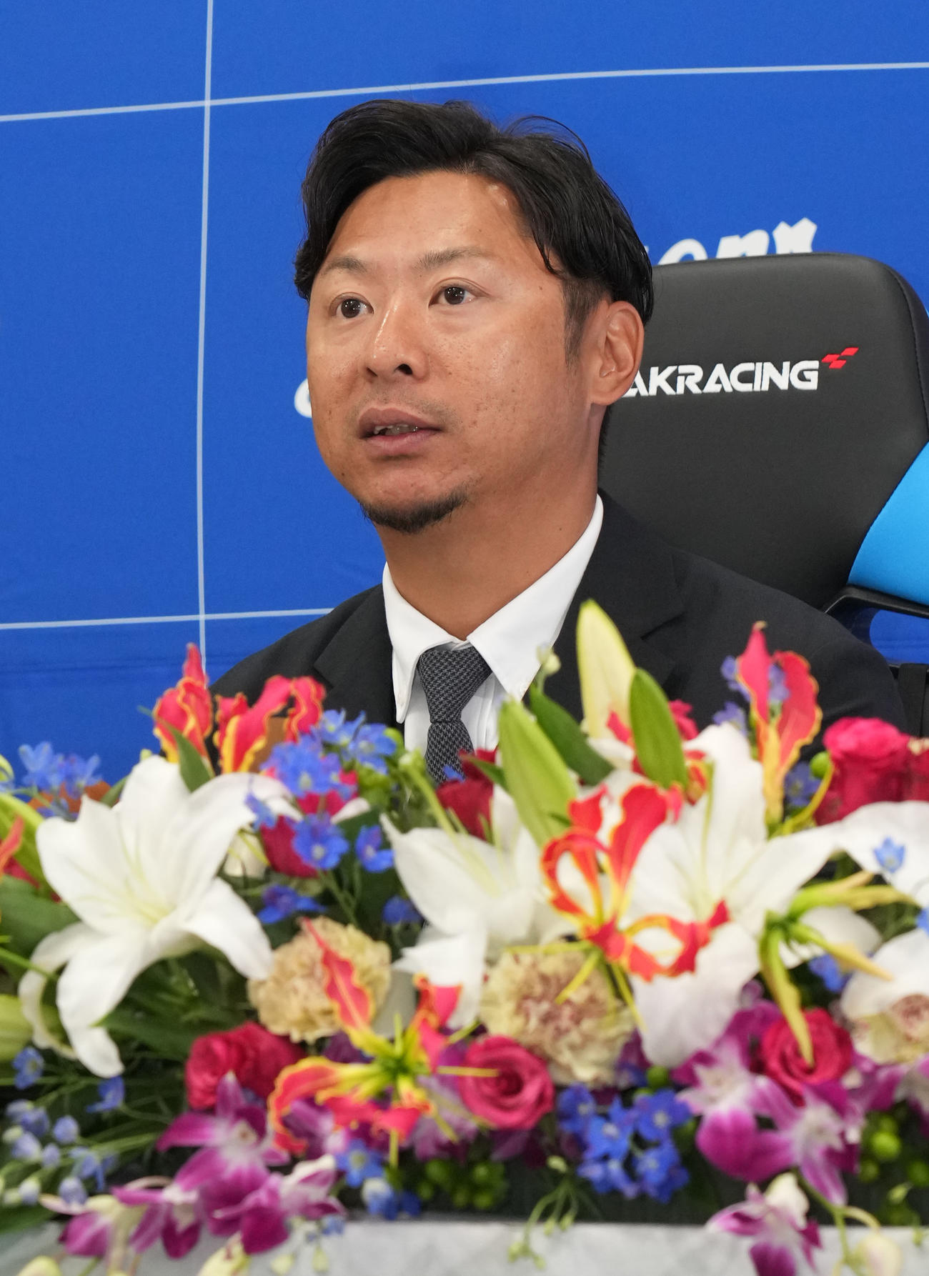 引退会見の席に着き質疑応答に応じる谷元（撮影・森本幸一）