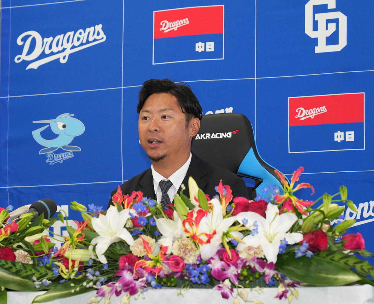 引退会見の席に着く谷元（撮影・森本幸一）