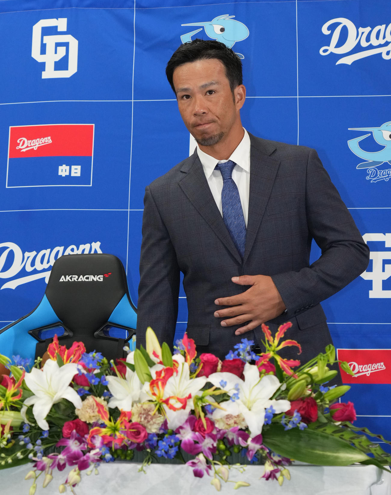 引退会見の席に着く福田（撮影・森本幸一）