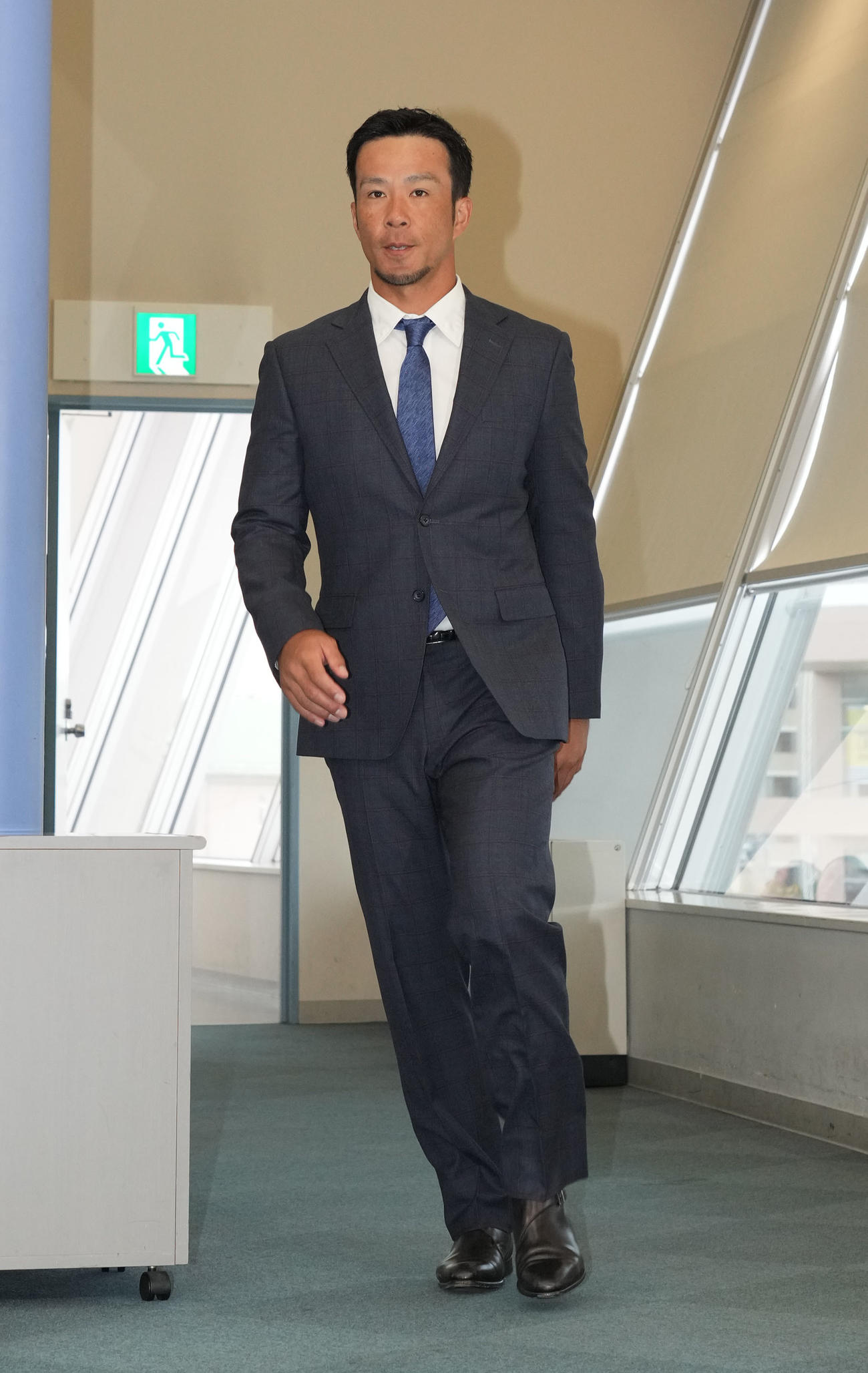 引退会見の会場に姿を見せる福田（撮影・森本幸一）