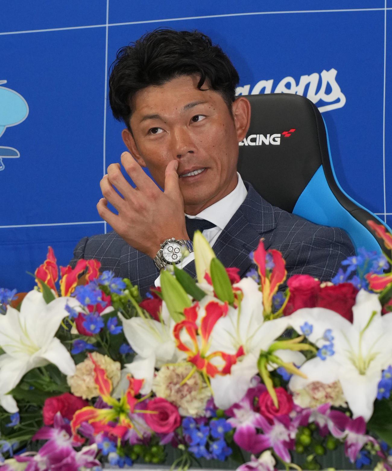引退会見を行い質疑応答に応える大野奨（撮影・森本幸一）