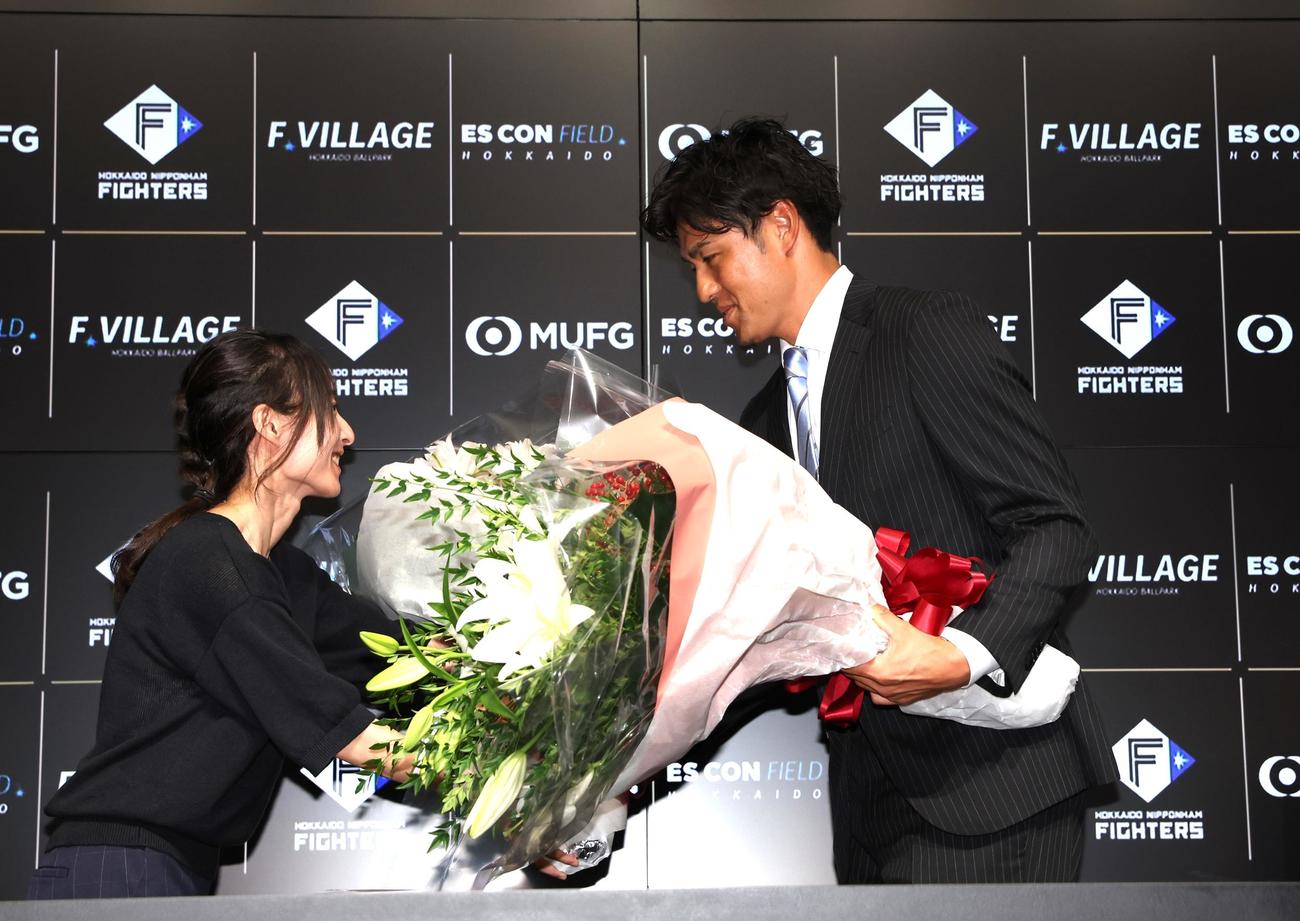引退会見で花束を受け取る日本ハム木村（撮影・黒川智章）