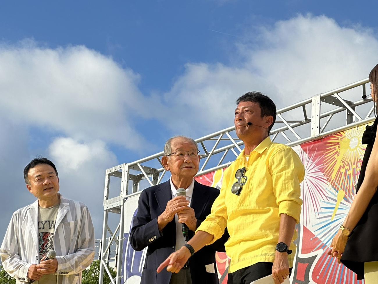 「おはようパーソナリティ」で小縣アナ（右）と掛け合いをする吉田義男氏（提供写真）