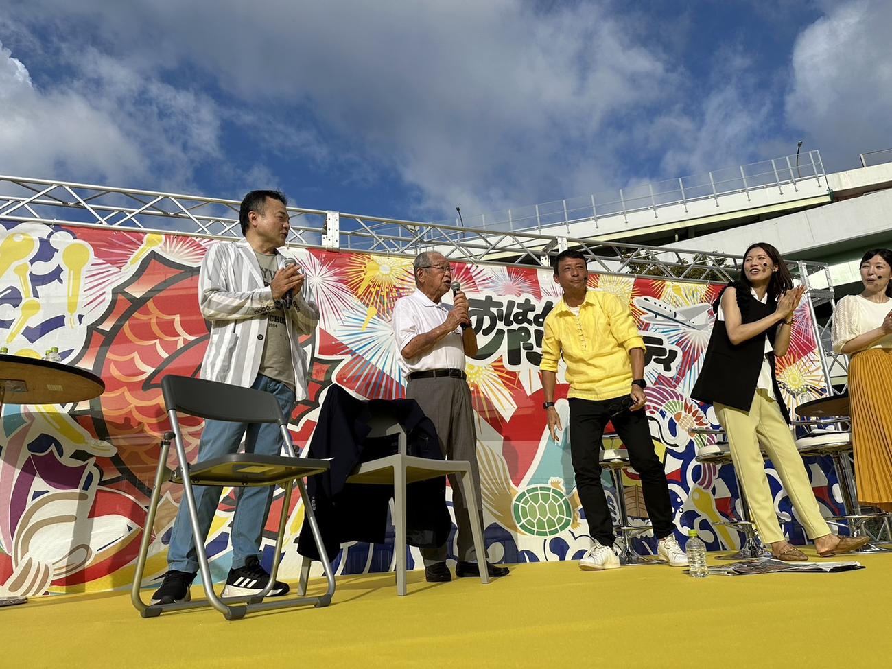 「おはようパーソナリティ」のイベントで六甲おろしを歌う吉田義男氏（提供写真）