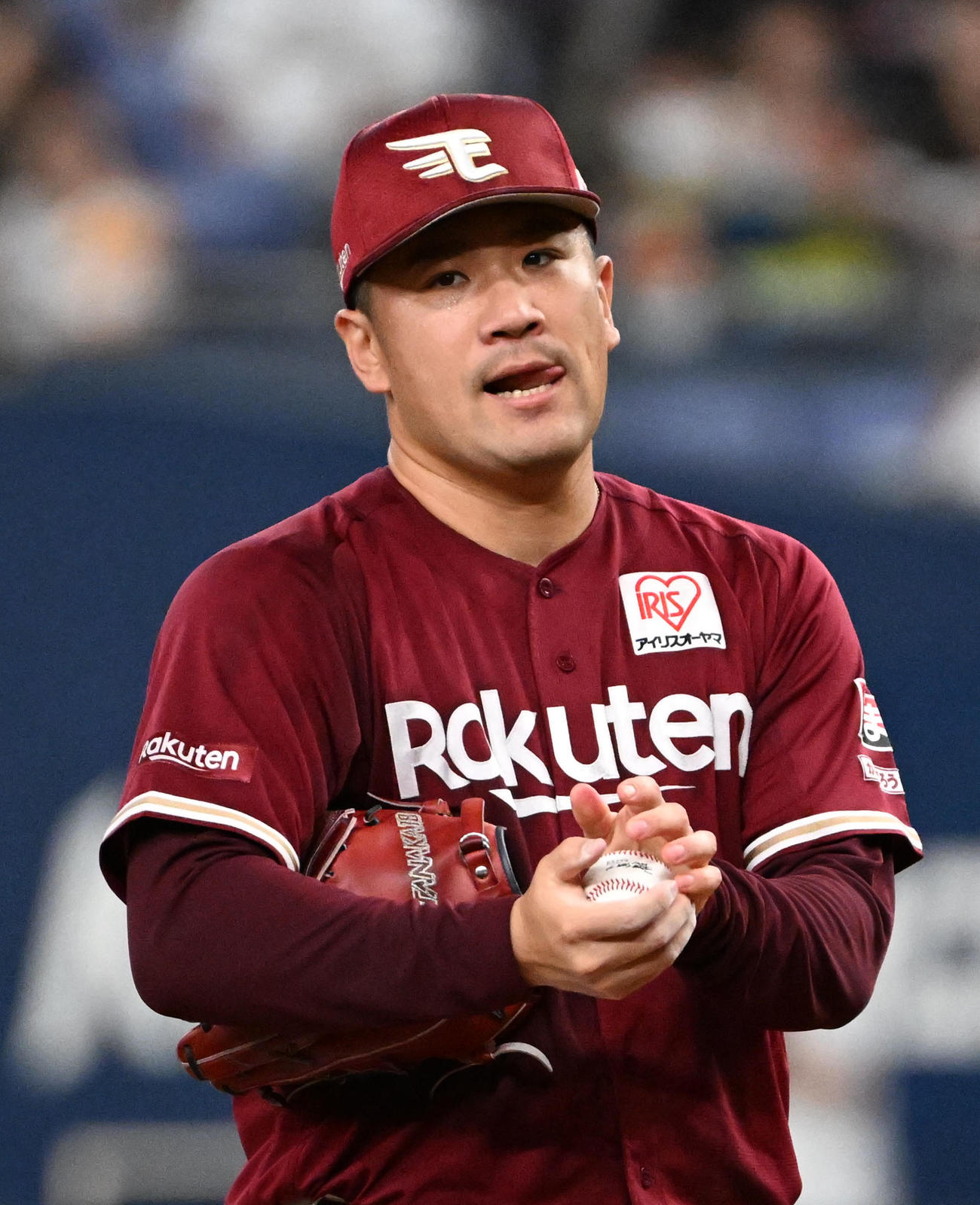 オリックス対楽天　3回裏オリックス1死一、三塁、打者杉本のピンチに舌を出す田中将（撮影・石井愛子）