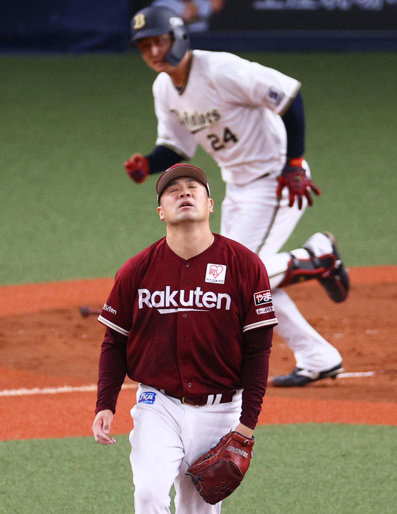 オリックス対楽天　3回裏オリックス1死、田中将（手前）は紅林に中前適時打を打たれ落胆する（撮影・上山淳一）