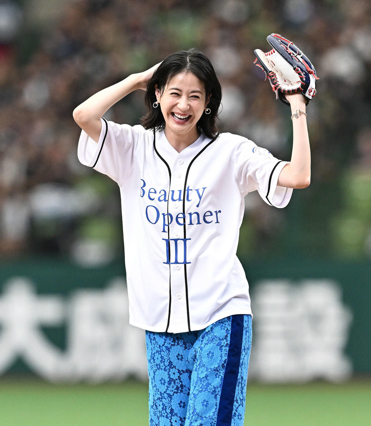 西武対ロッテ　セレモニアルピッチを終え笑顔の松本若菜（撮影・滝沢徹郎）