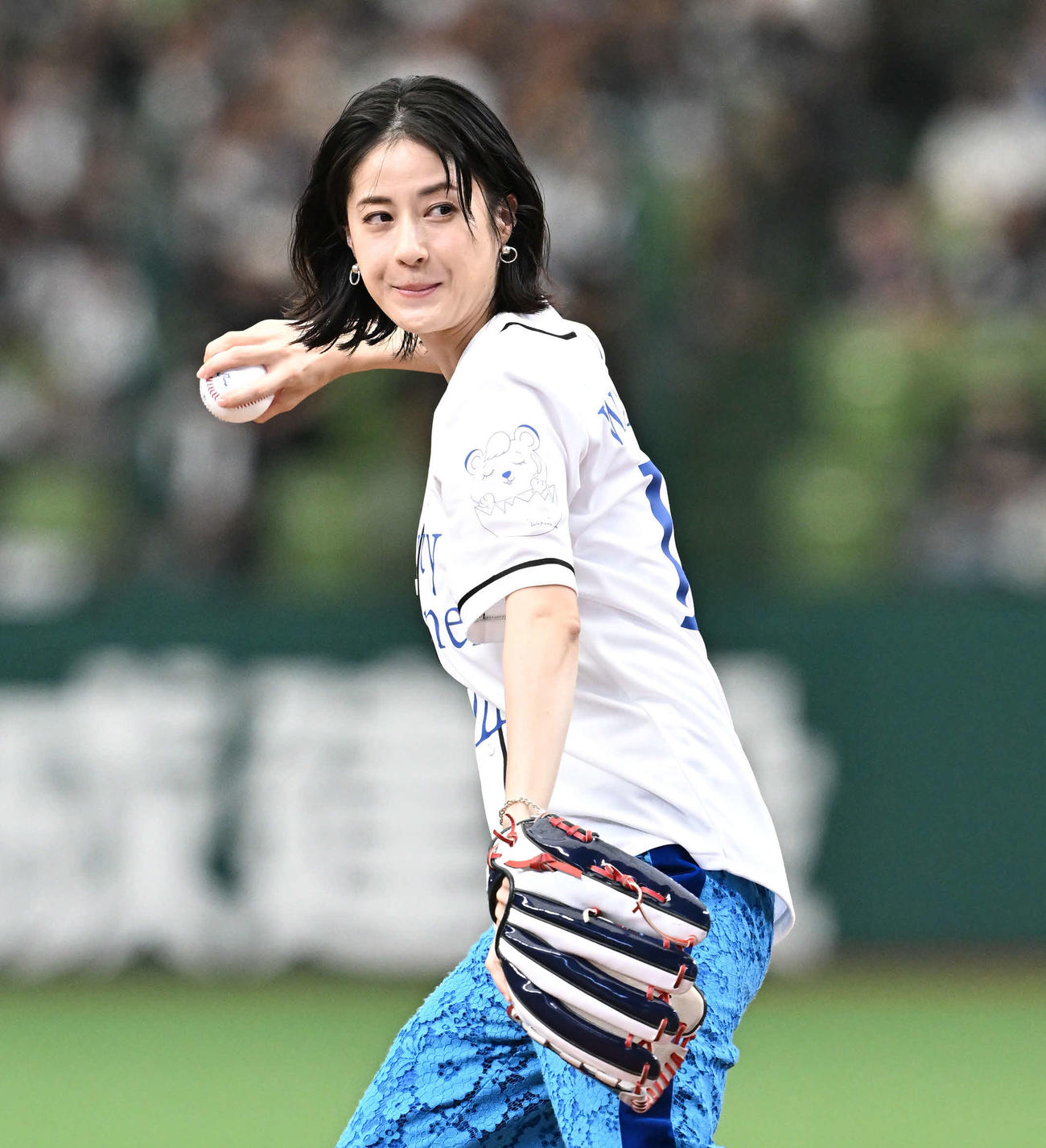西武対ロッテ　セレモニアルピッチで投球する松本若菜（撮影・滝沢徹郎）