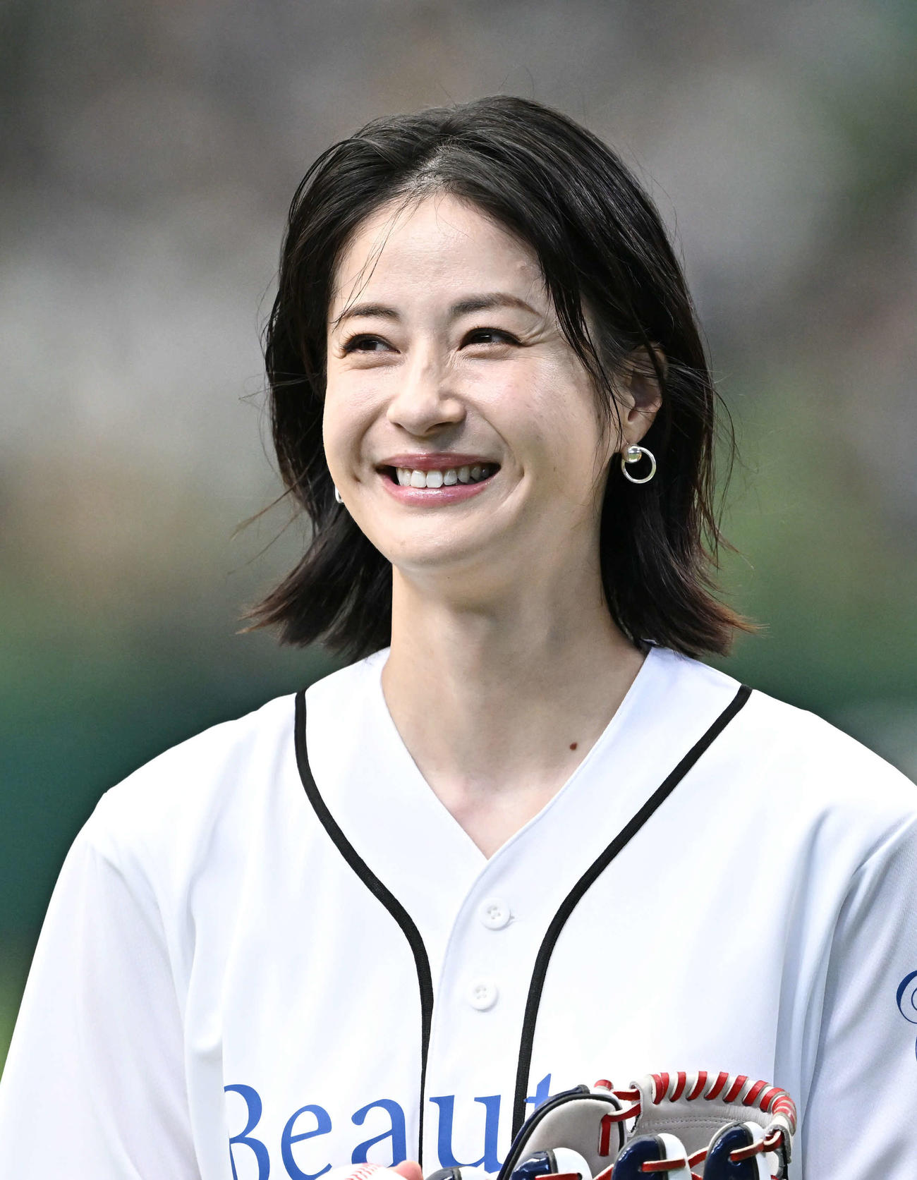 西武対ロッテ　セレモニアルピッチを終え笑顔の松本若菜（撮影・滝沢徹郎）