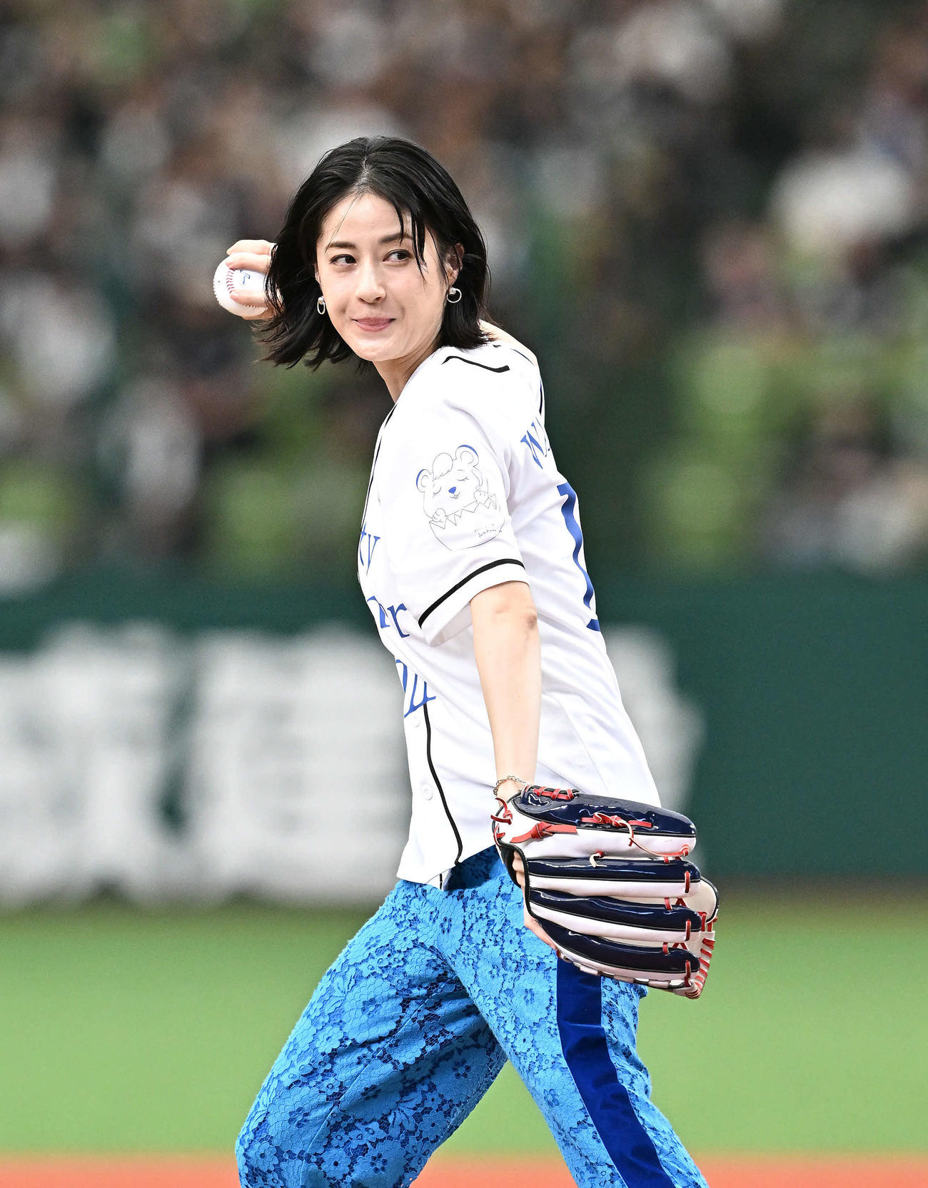西武対ロッテ　セレモニアルピッチで投球する松本若菜（撮影・滝沢徹郎）