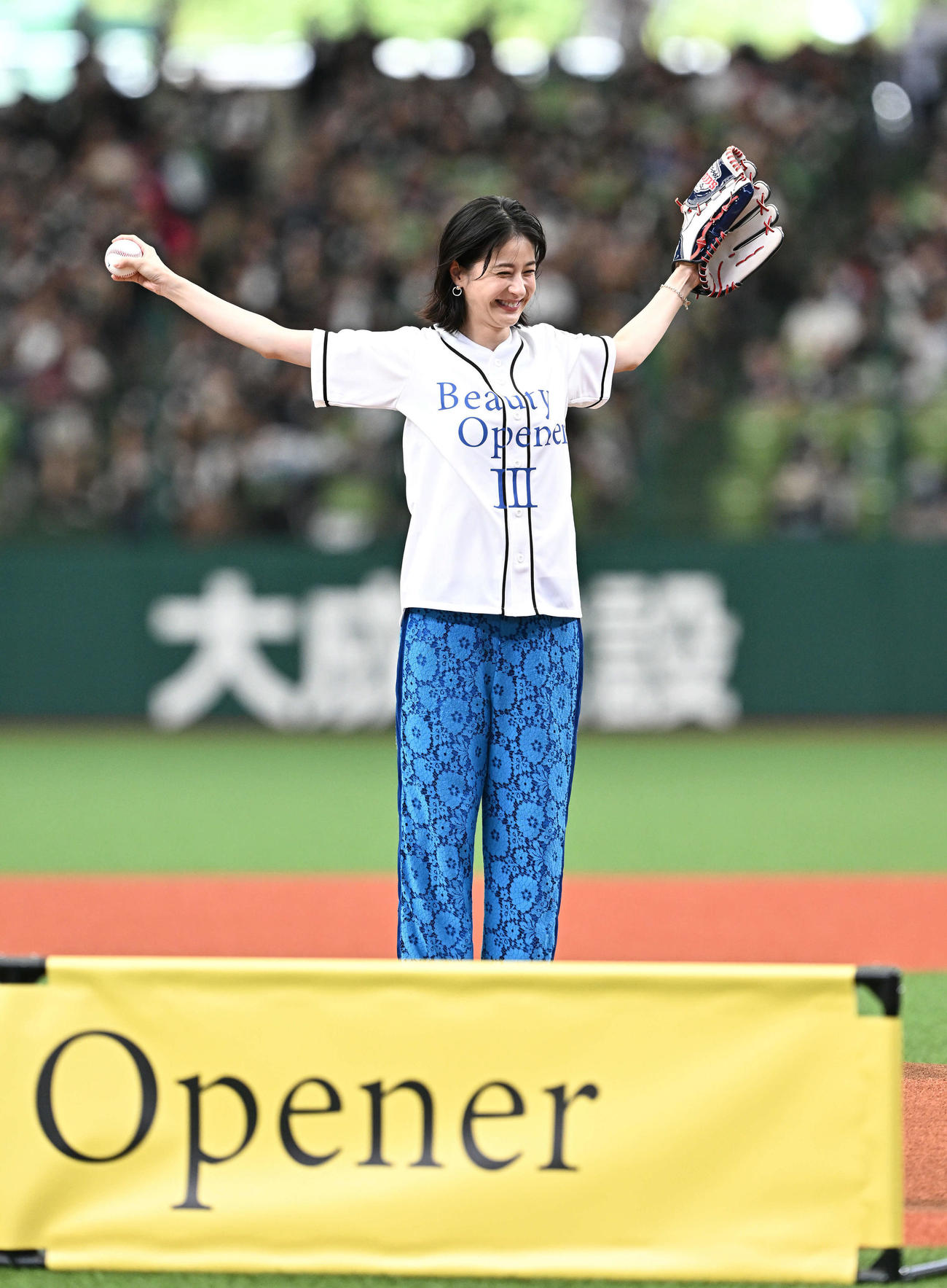 西武対ロッテ　セレモニアルピッチに臨む松本若菜（撮影・滝沢徹郎）
