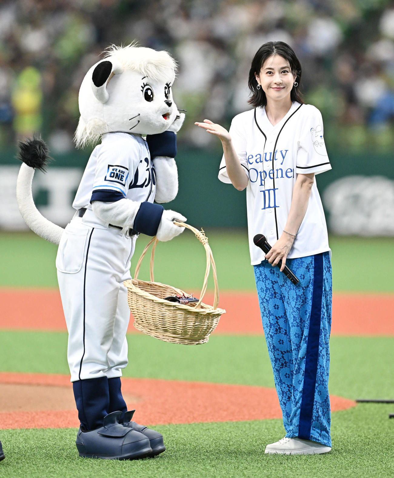 西武対ロッテ　セレモニアルピッチに臨む松本若菜（撮影・滝沢徹郎）