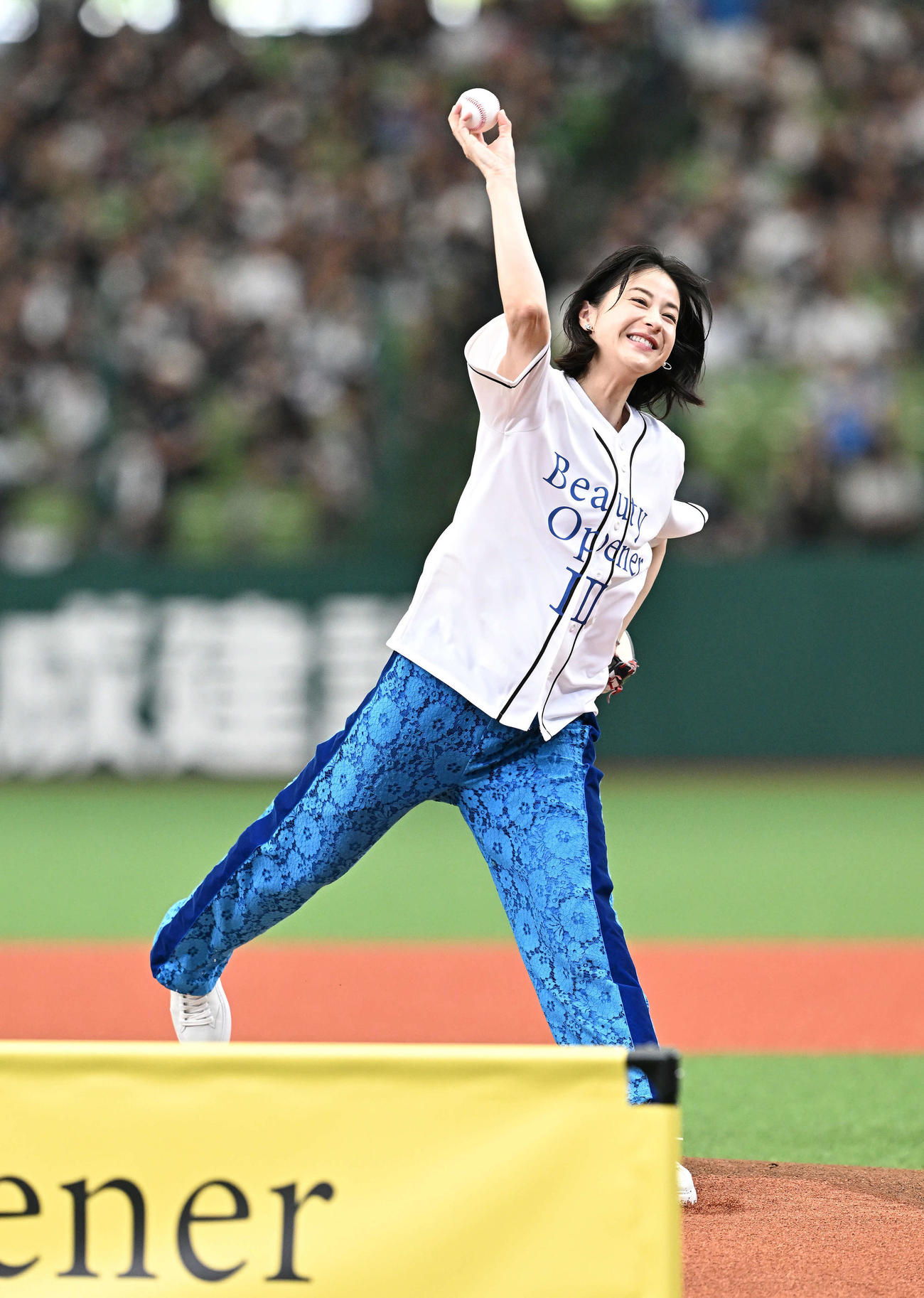 西武対ロッテ　セレモニアルピッチで投球する松本若菜（撮影・滝沢徹郎）
