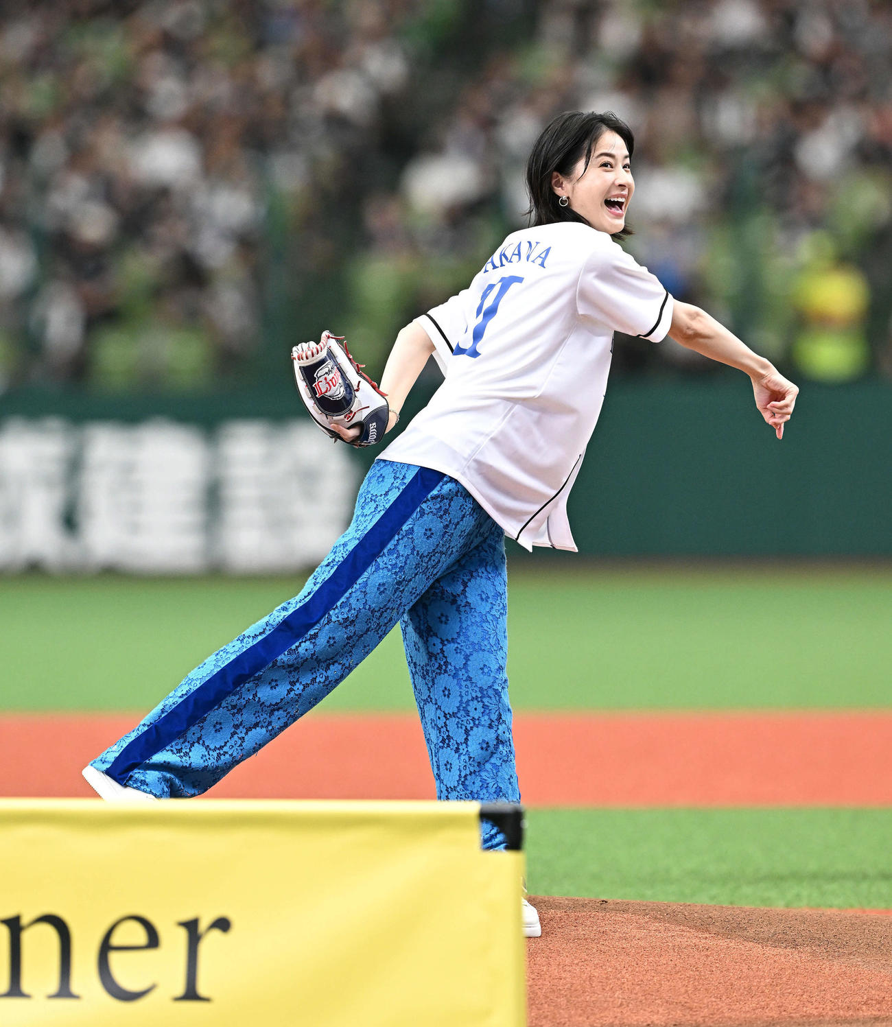 西武対ロッテ　セレモニアルピッチで投球する松本若菜（撮影・滝沢徹郎）