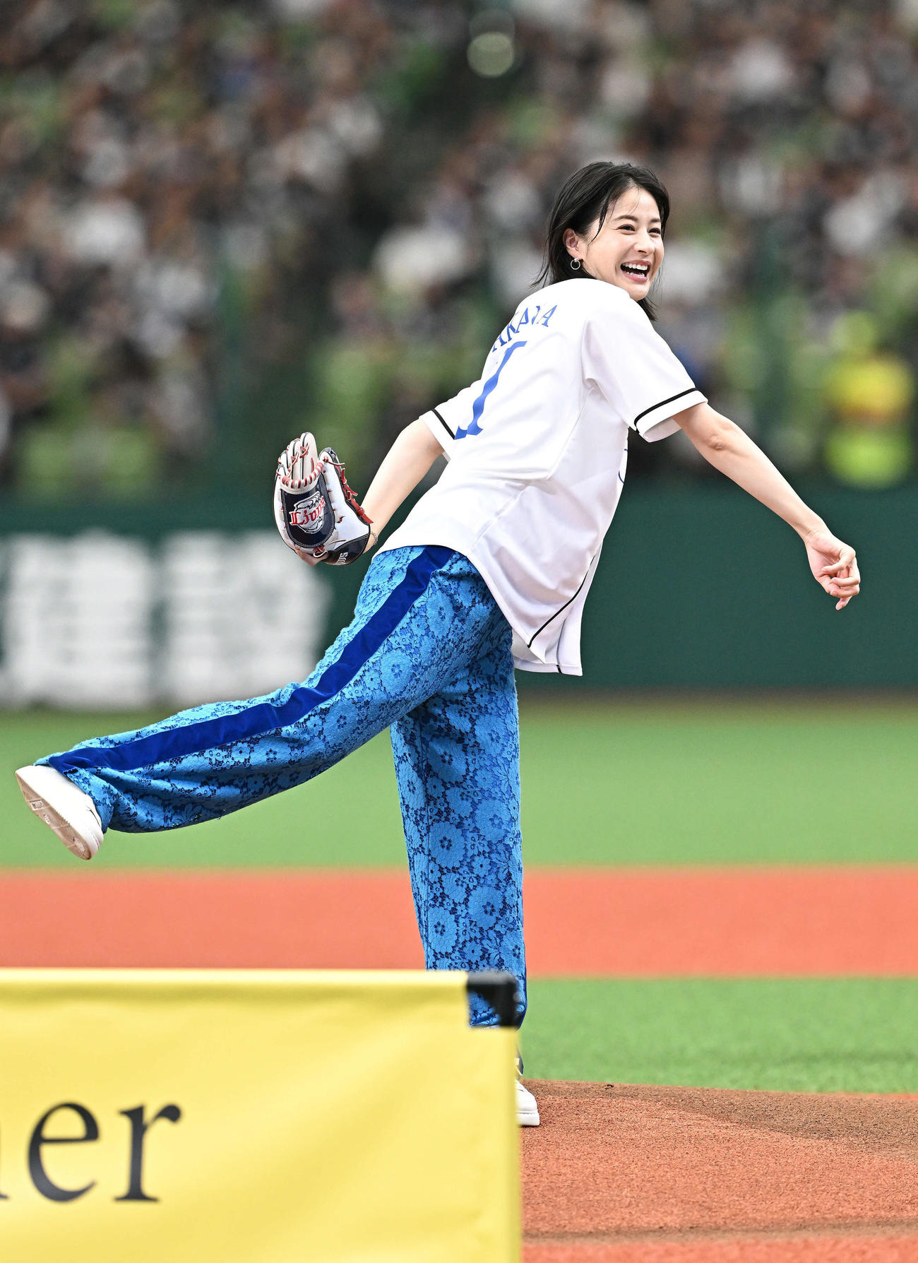 西武対ロッテ　セレモニアルピッチで投球する松本若菜（撮影・滝沢徹郎）