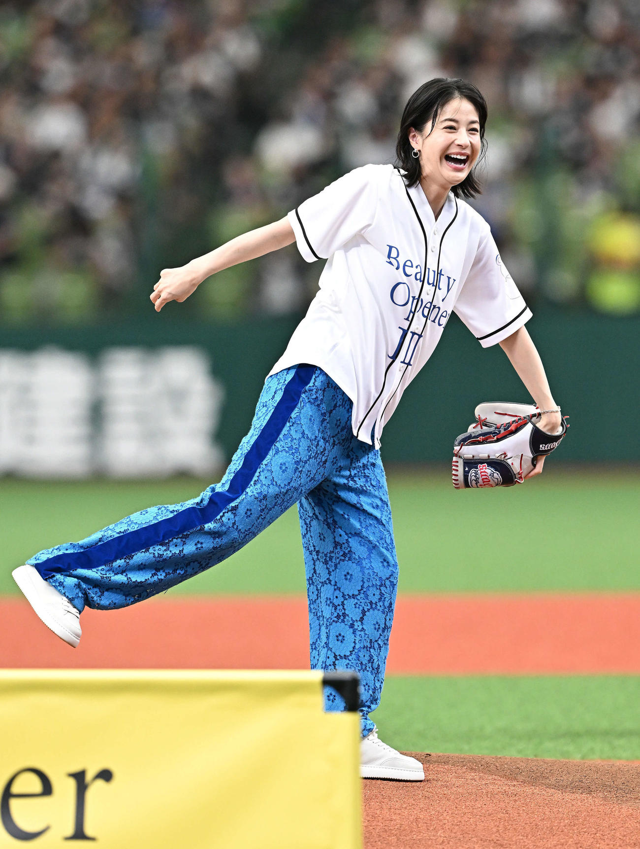 西武対ロッテ　セレモニアルピッチで投球する松本若菜（撮影・滝沢徹郎）