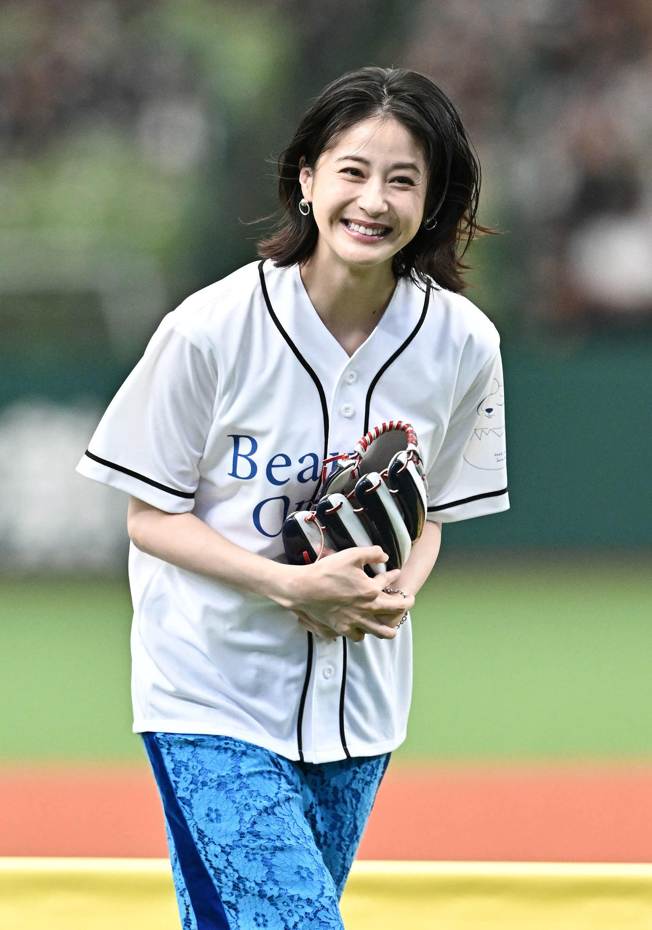 西武対ロッテ　セレモニアルピッチを終え笑顔の松本若菜（撮影・滝沢徹郎）