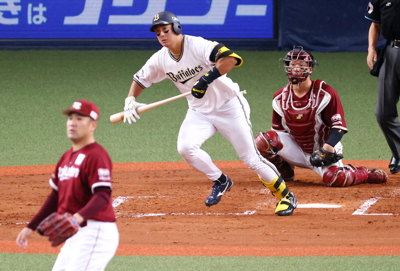オリックス対楽天　2回裏オリックス1死二塁、杉本は右適時二塁打を放つ。投手田中将（撮影・上山淳一）