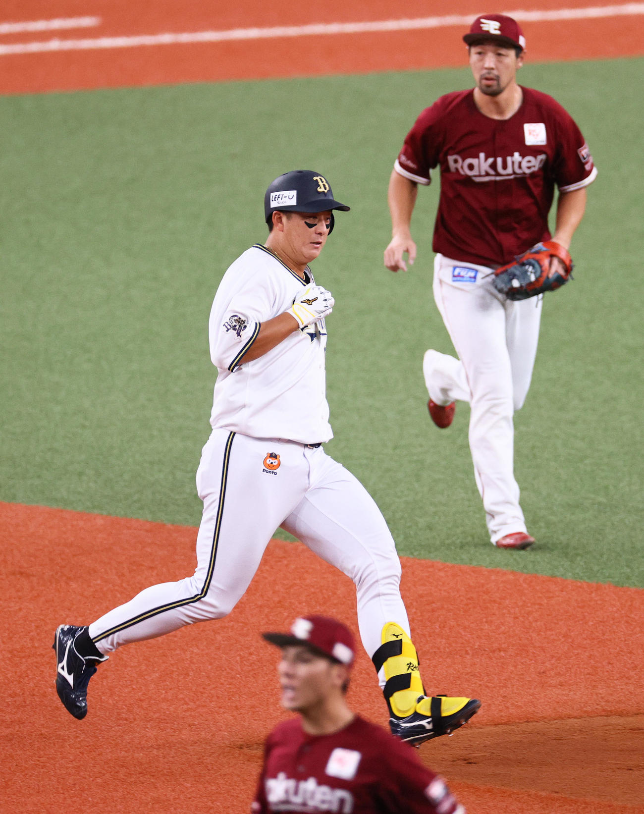 オリックス対楽天　2回裏オリックス1死二塁、杉本（左）は右適時二塁打を放つ（撮影・上山淳一）