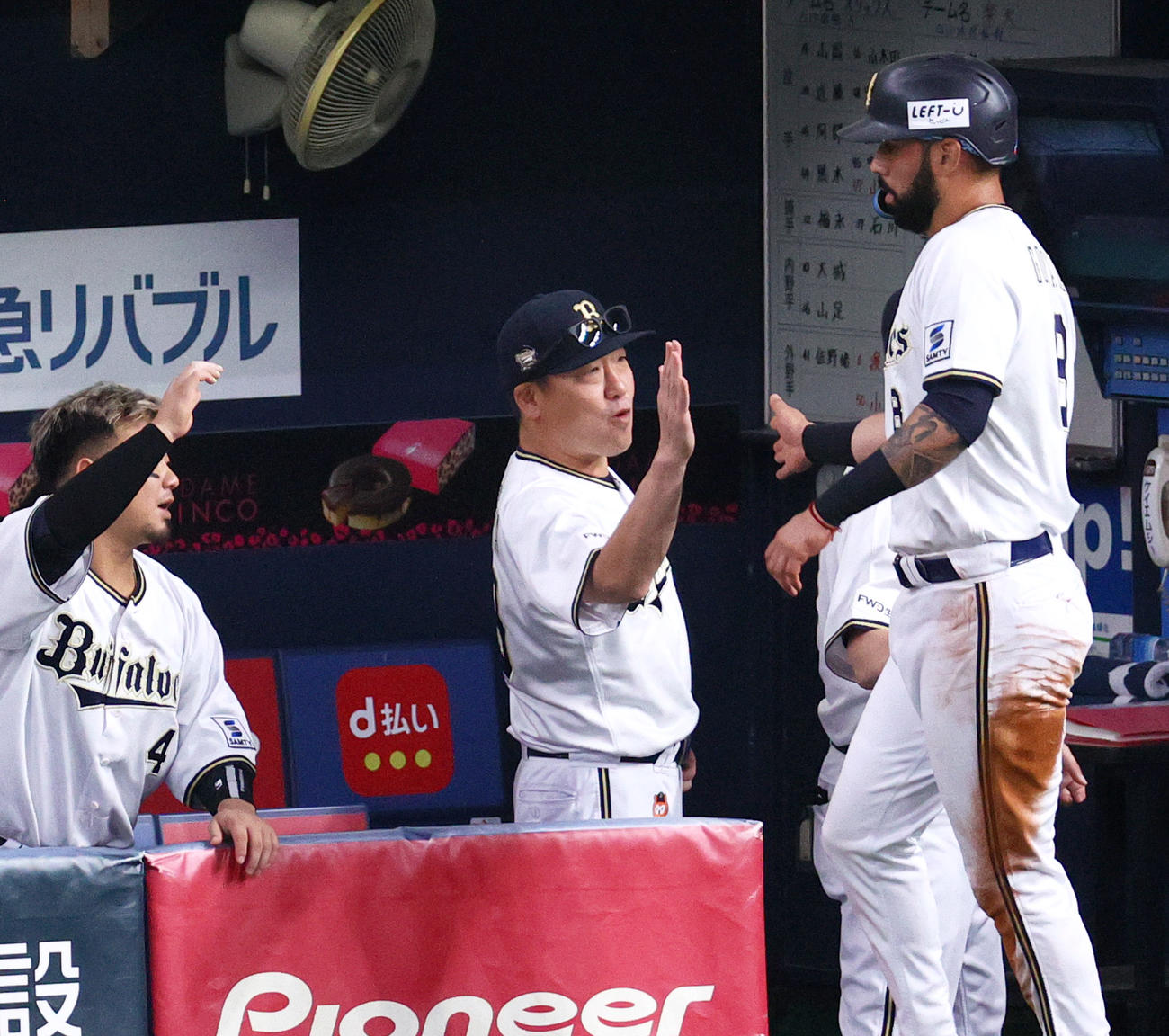 オリックス対楽天　2回裏オリックス1死二塁、中嶋監督（中央）は杉本裕太郎の右適時二塁打で生還のゴンザレスを出迎える（撮影・上山淳一）