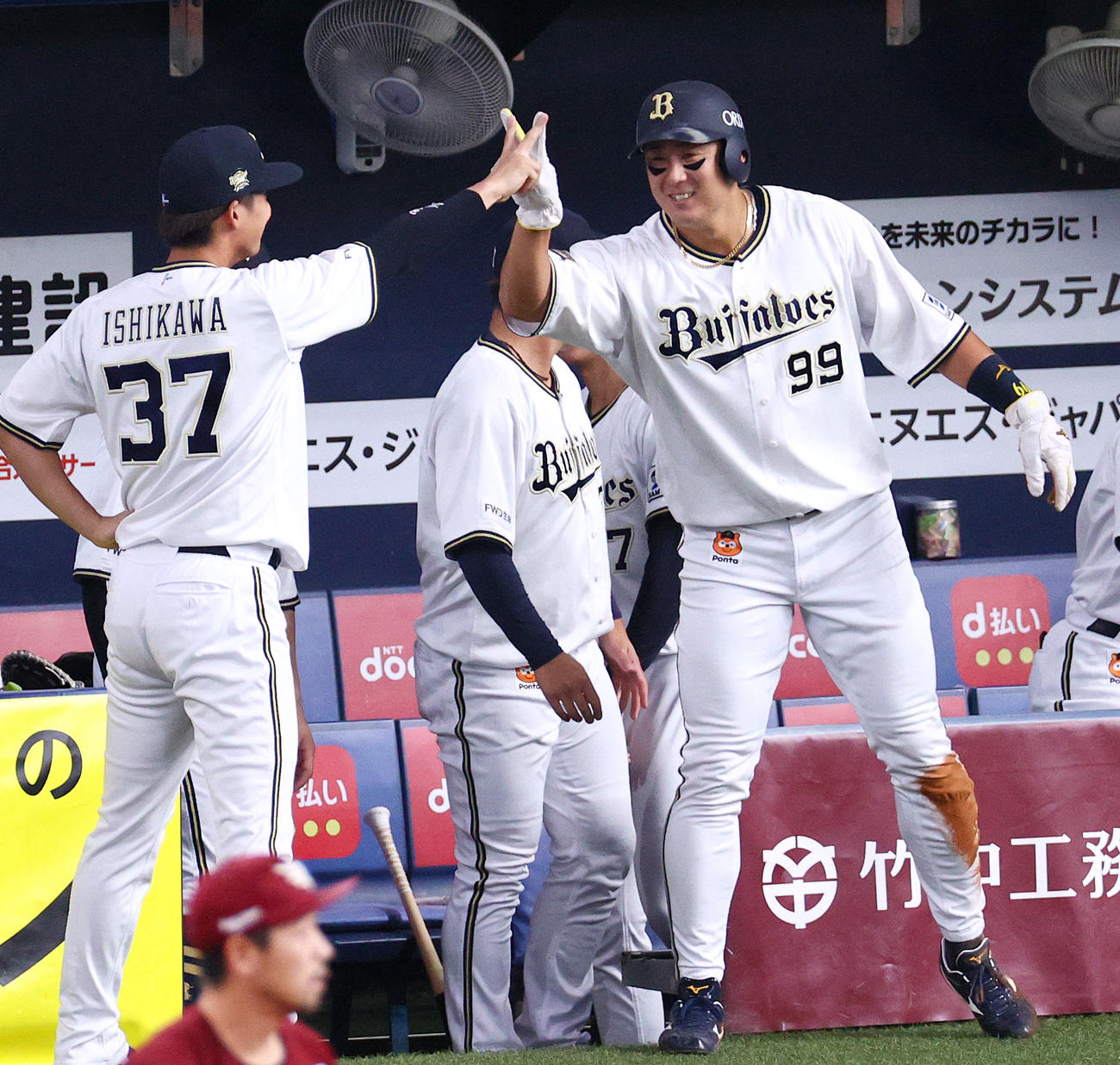 オリックス対楽天　2回表オリックス1死満塁、一敵失で生還の杉本（右）は石川とベンチ前でVタッチする（撮影・上山淳一）